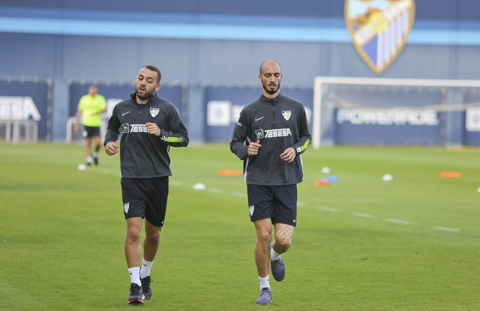 Keidi Bare y Mikel Villanueva, durante un entreno.