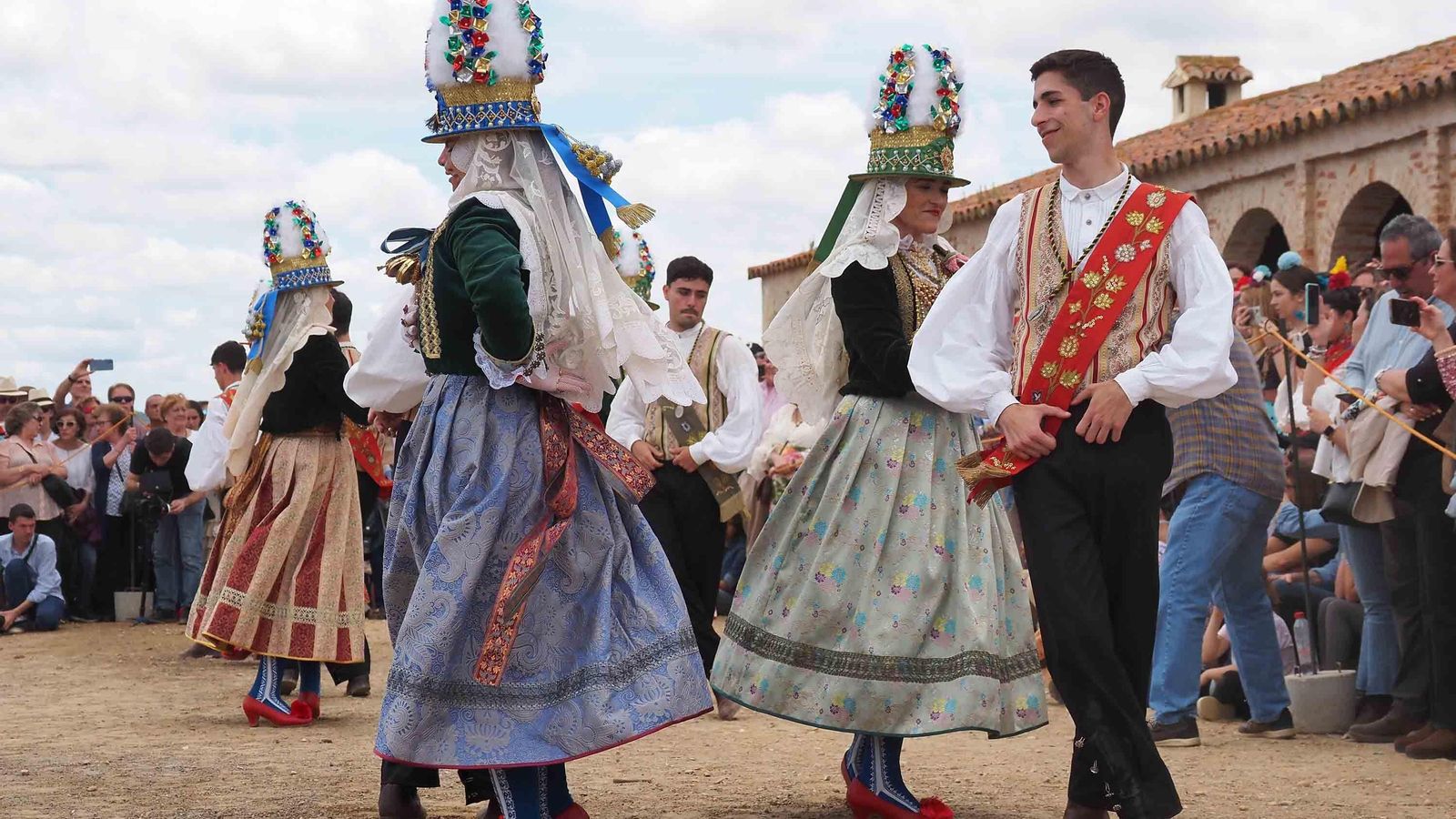 Un momento del Baile del Poleo, este domingo junto al Santuario de San Benito