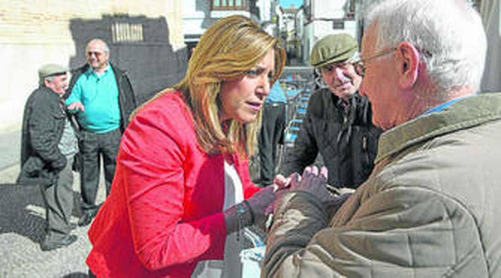 Susana Díaz saluda a unos vecinos de la localidad sevillana de Écija, donde acudió ayer a inaugurar un hospital.