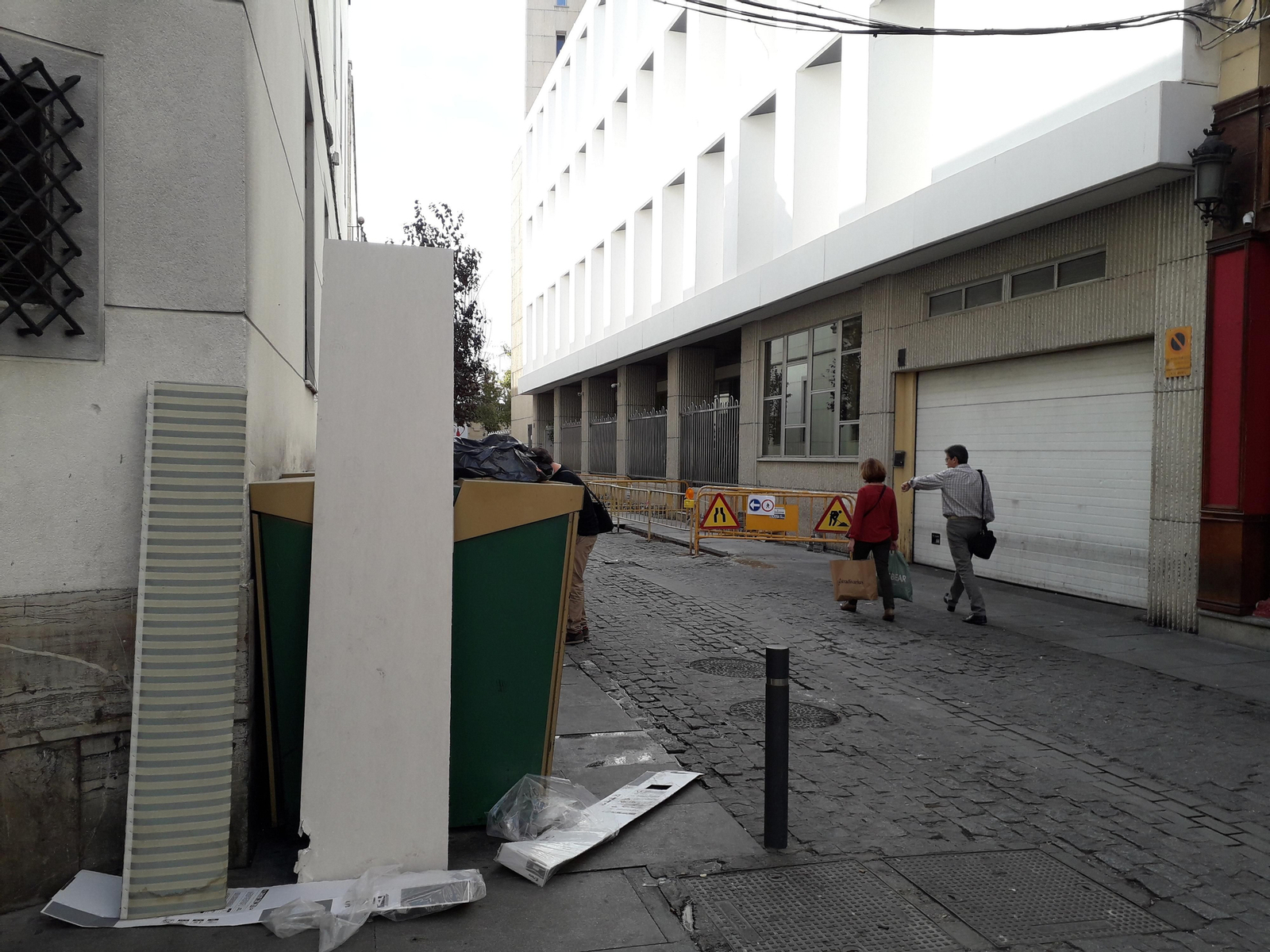 Calle Góngora. ¿Utilizan los cordobeses de manera correcta los contenedores?