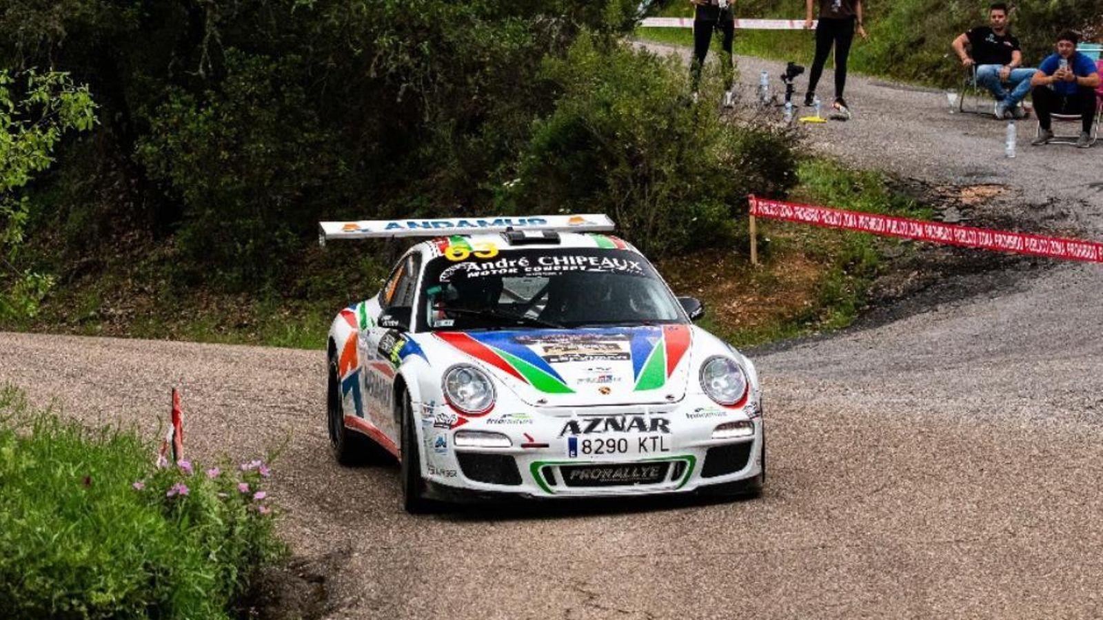 José Antonio Aznar a su paso por uno de los tramos del circuito con su vehículo.