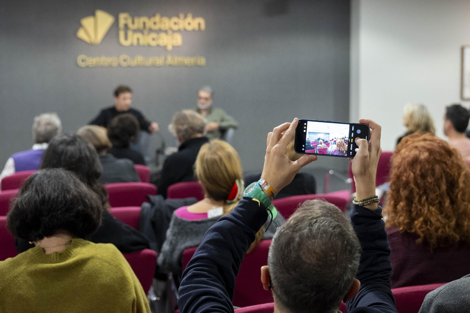 “Cuando las imágenes pierden su cuerpo”: Un diálogo entre Sema D’Acosta y Joan Fontcuberta sobre materia, memoria y la transformación posfotográfica