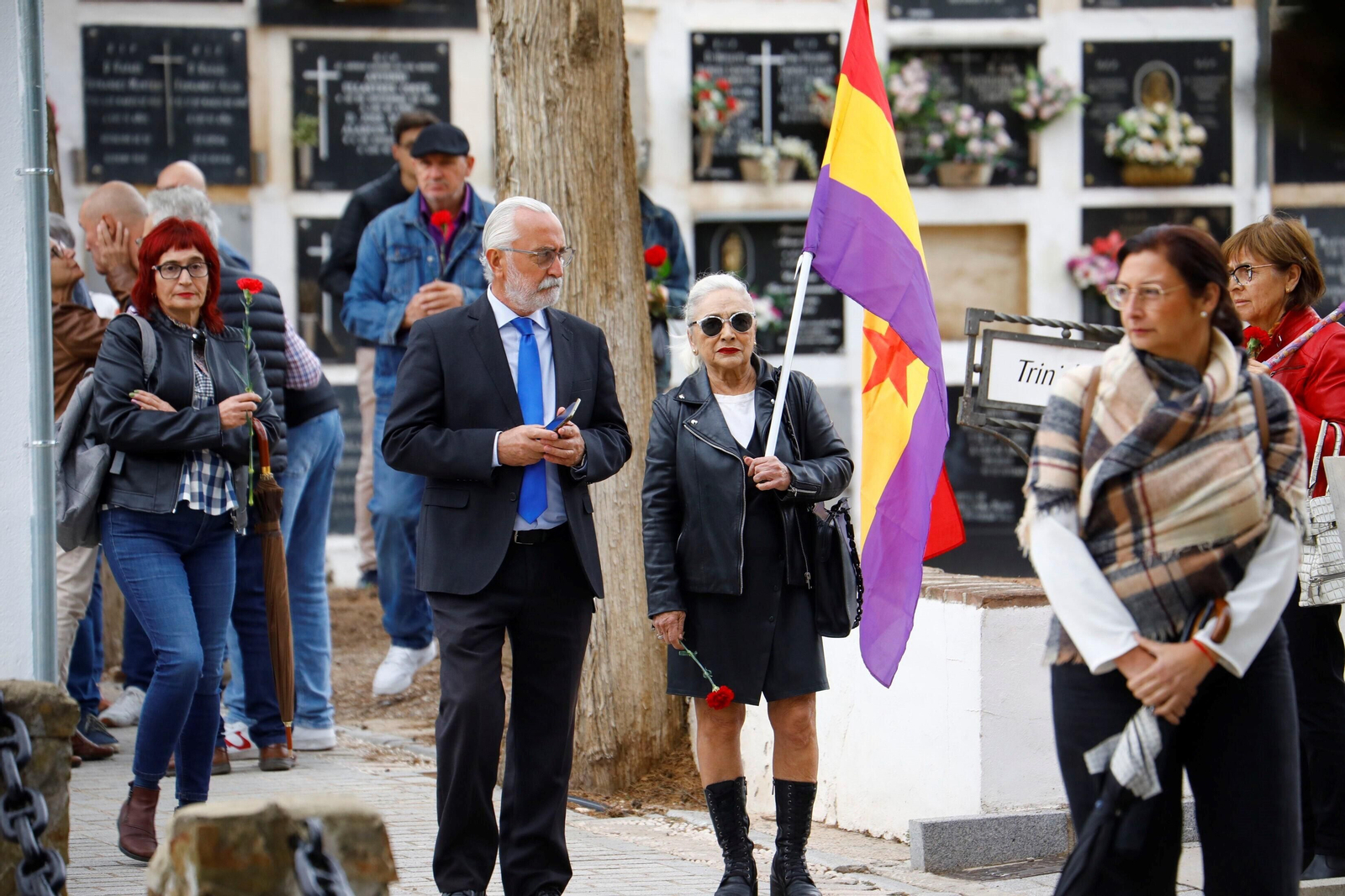 El acto de homenaje previo a las exhumaciones de las fosas en la Salud, en imágenes