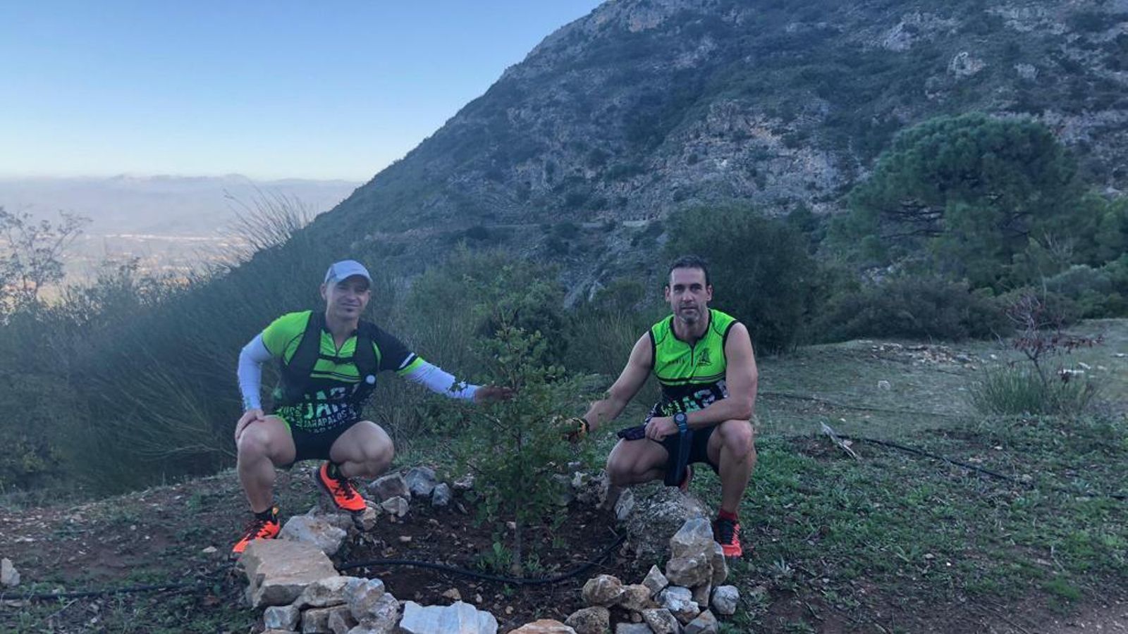 El bombero Fernando Marcos a la derecha sembrando un árbol en el Arboretum