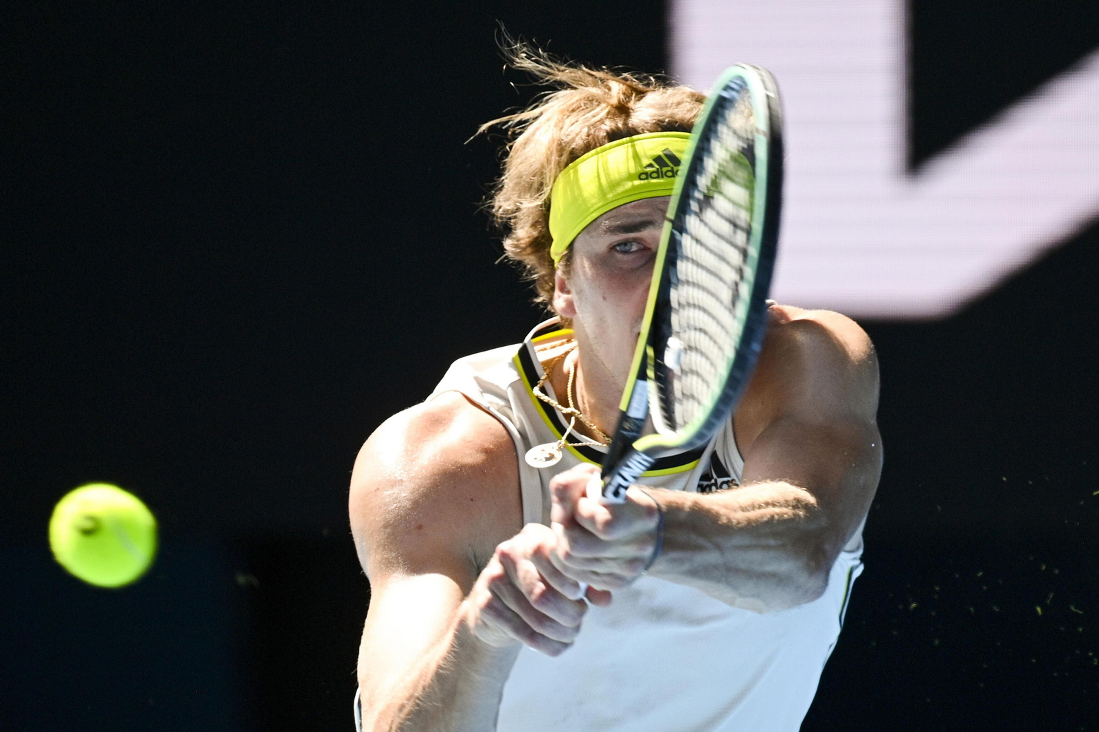 Alexander Zverev golpes de revés en el Open de Australia.