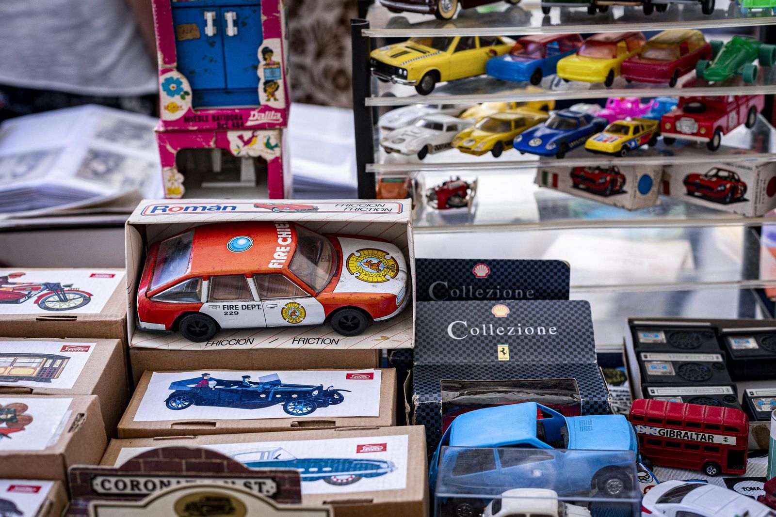 Imágenes del curioso mercadillo de antigüedades en el convento de Santo Domingo en Cádiz