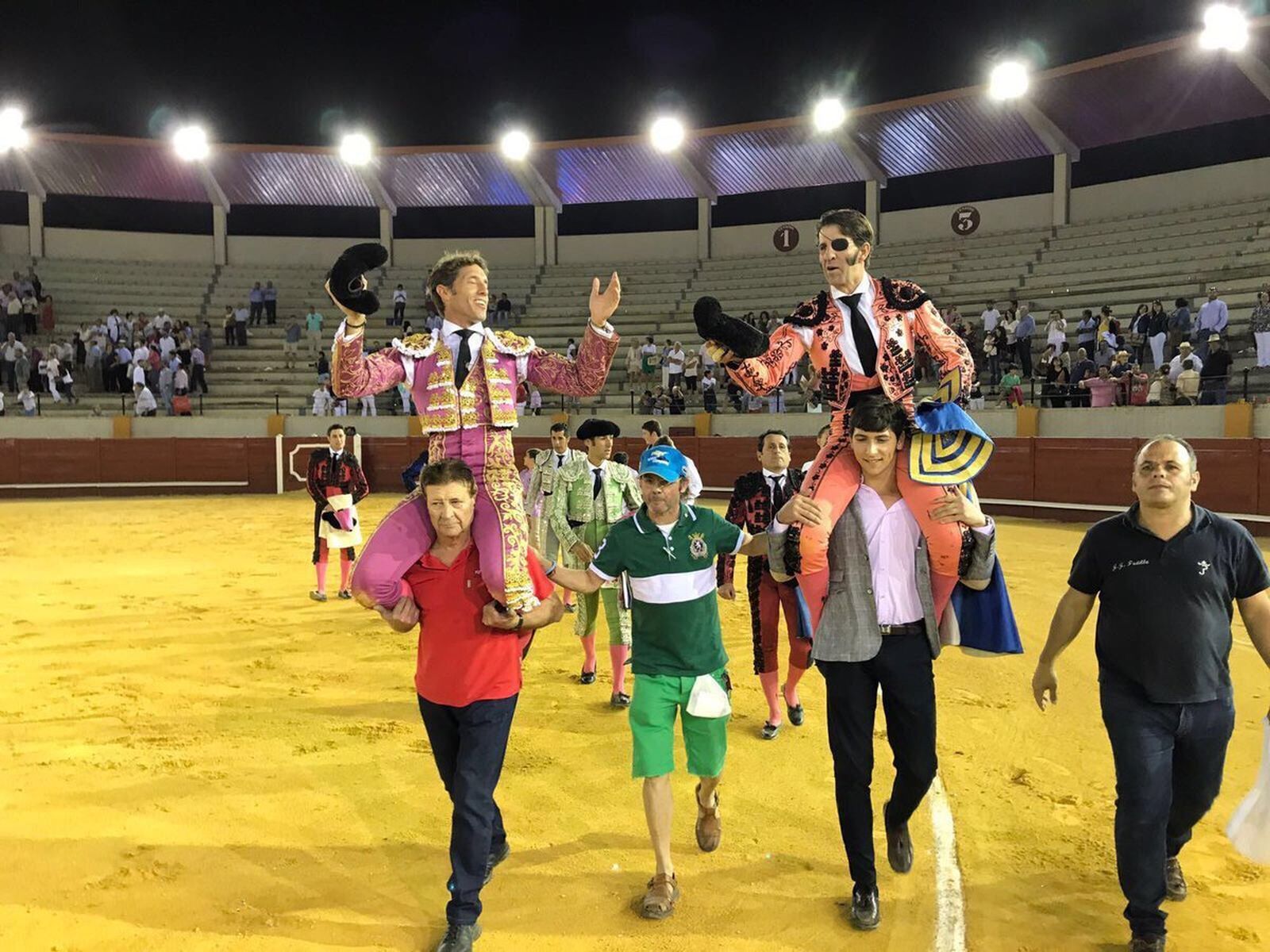 Manuel Escribano y Juan José Padilla, en su salida a hombros de la plaza de Morón de la Frontera.