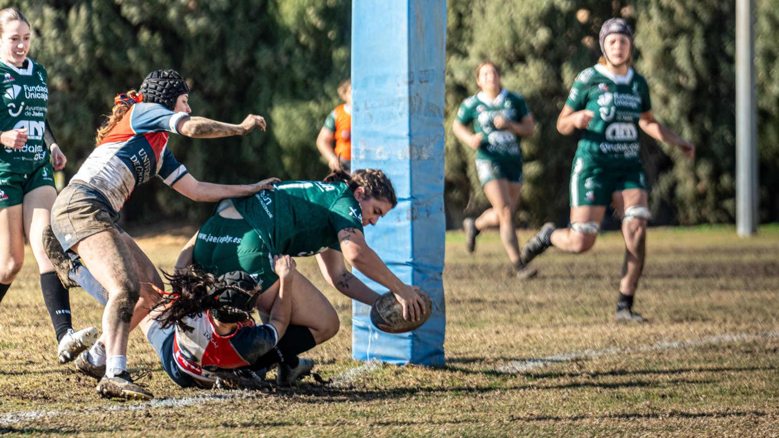 Laura Pliego firma uno de sus ensayos en el encuentro.