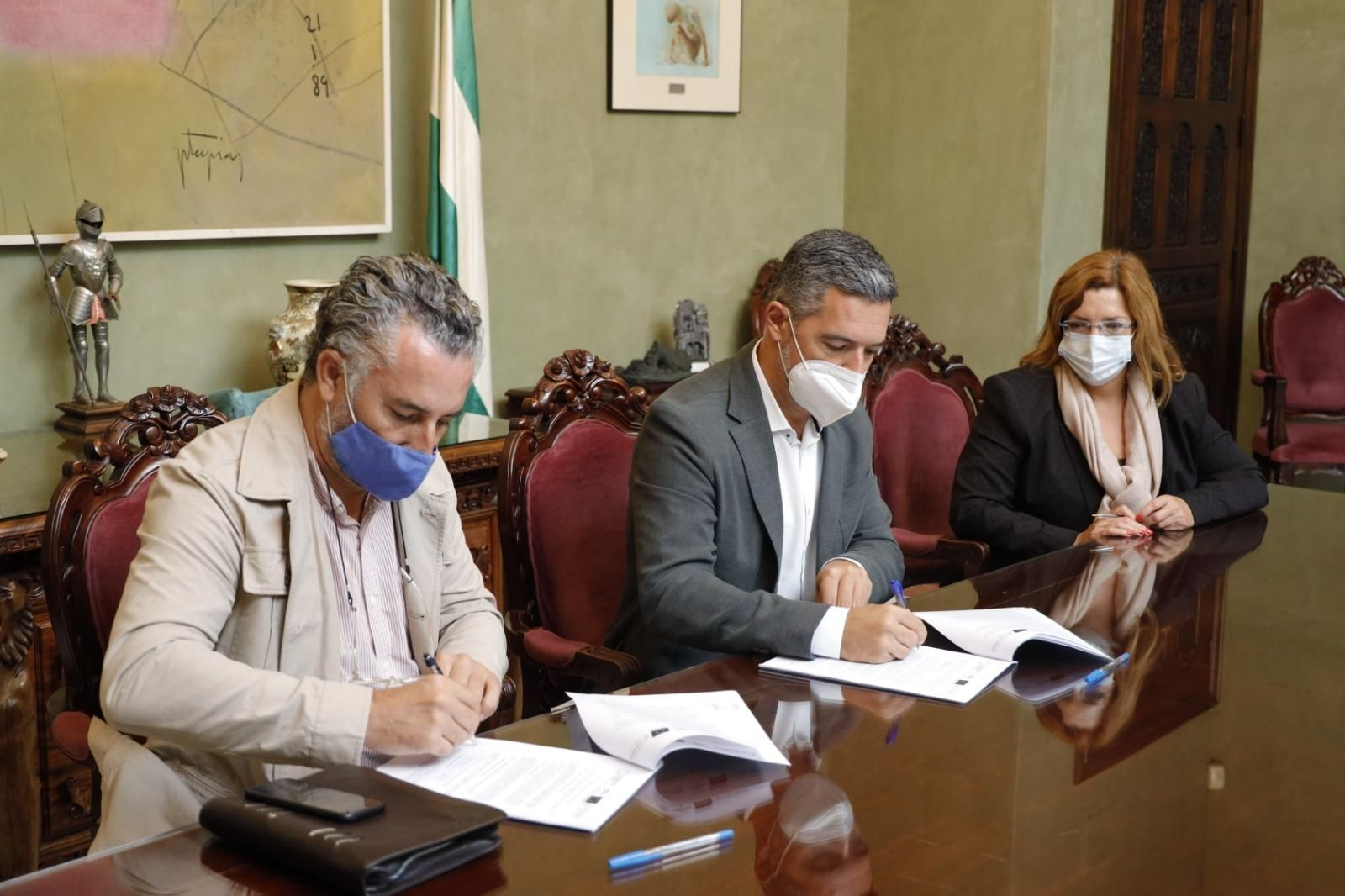 El alcalde de Rota y la empresa Contratas Gutiérrez fimando la adjudicación de las obras del futuro Espacio Cultural Hispano-Norteamericano.