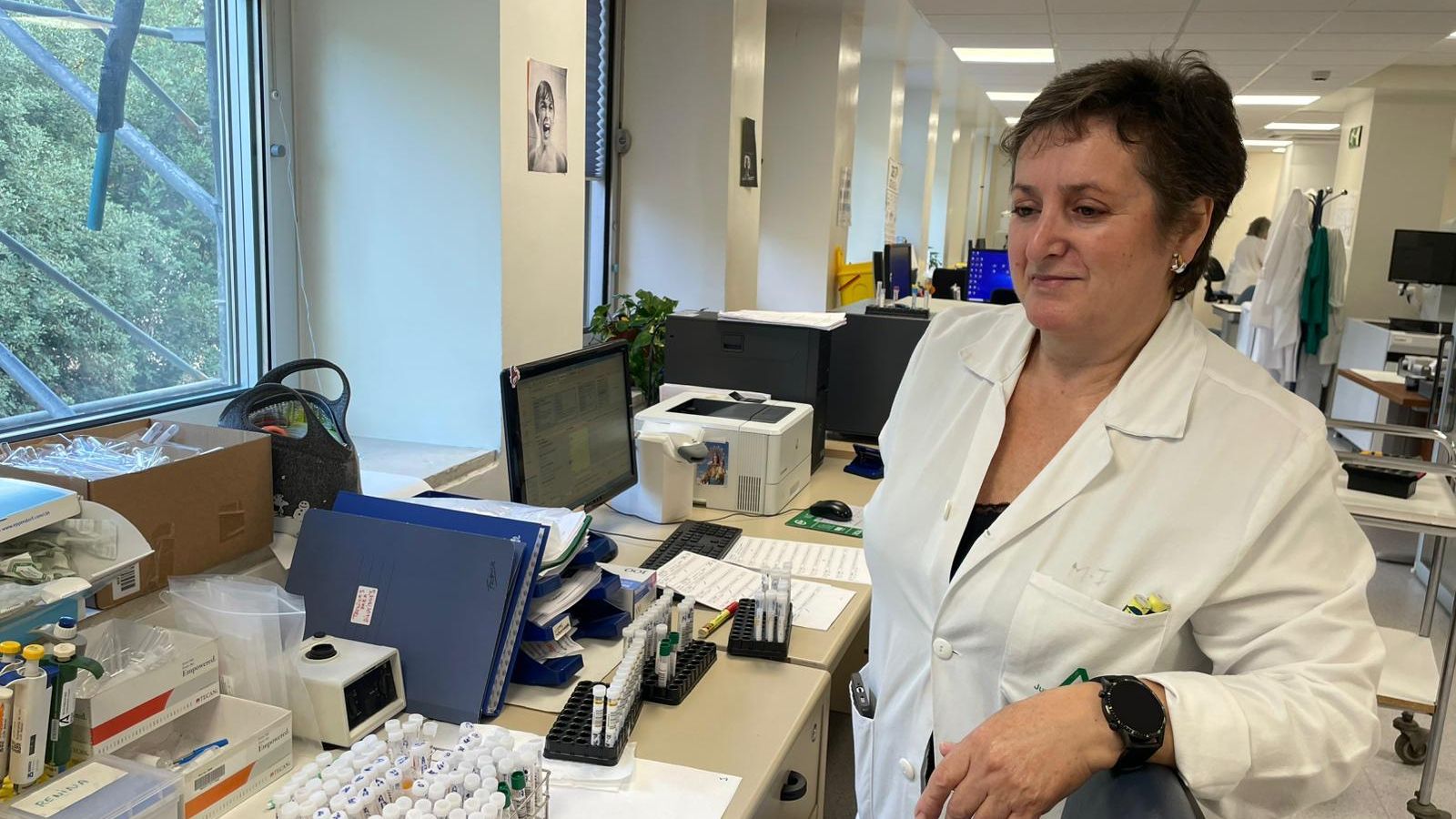 Técnica trabajando en el laboratorio del Hospital Materno de Málaga