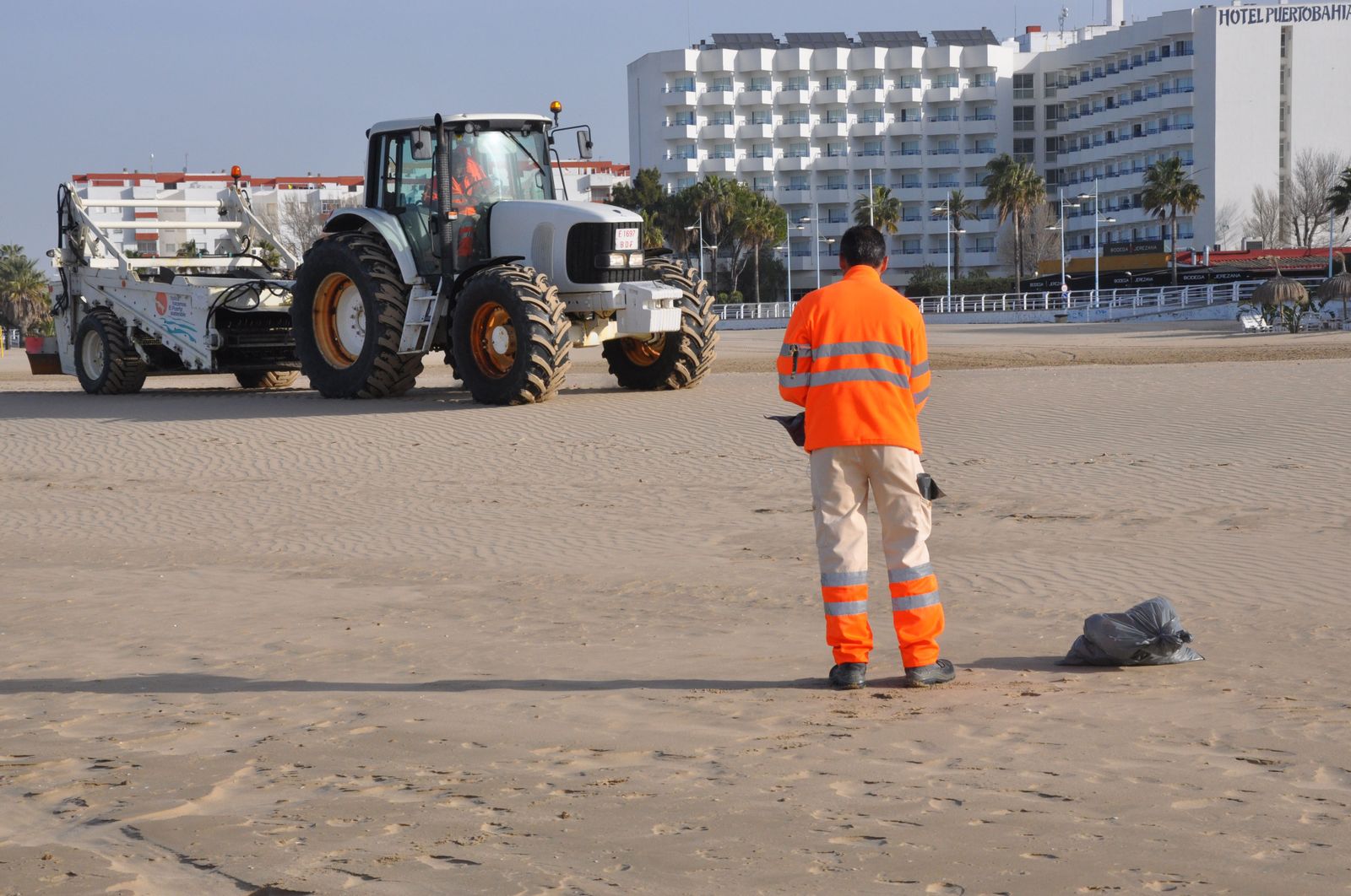 Uno de los operarios de la limpieza de playas en El Puerto.