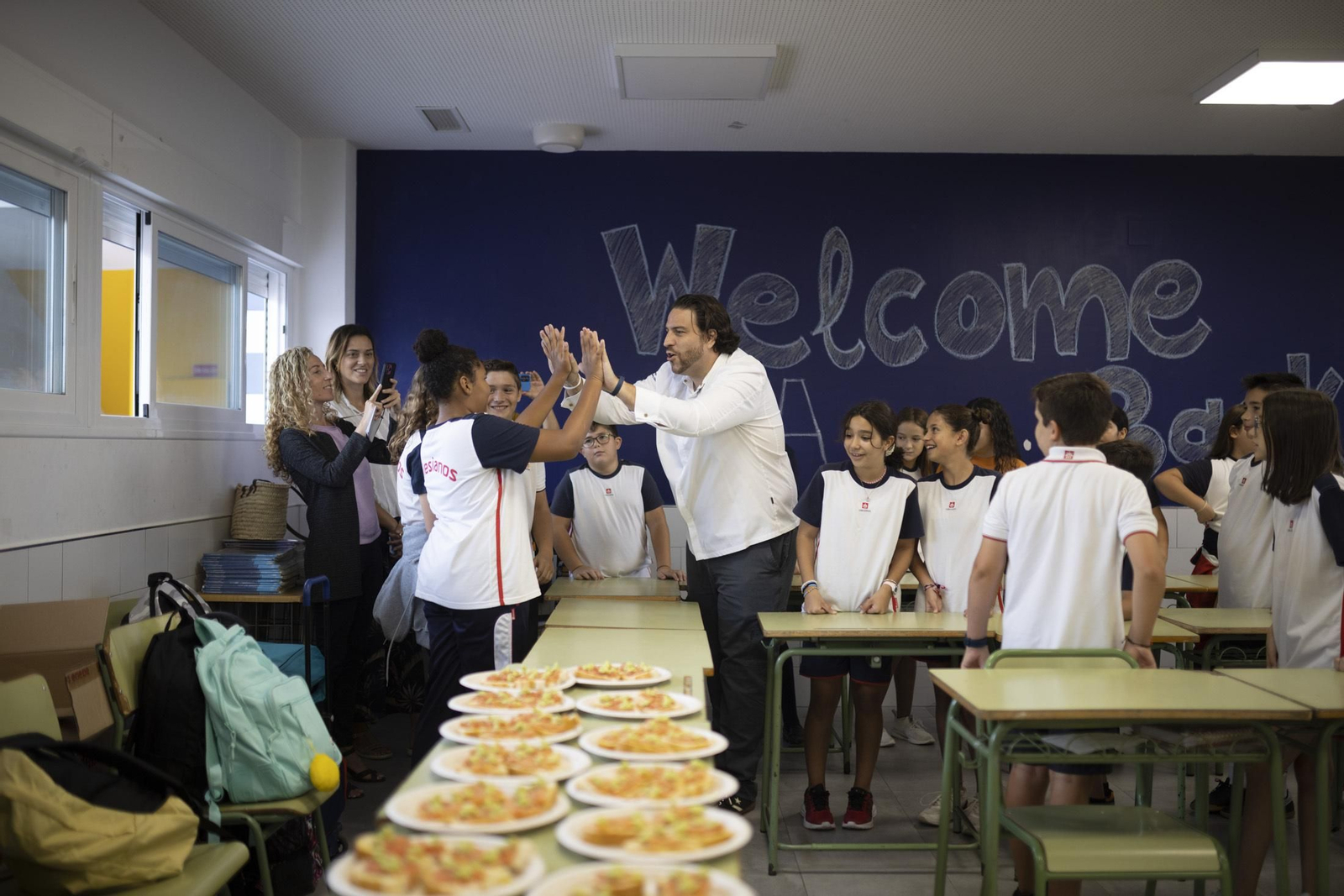 Imágenes del desayuno en el colegio Salesianos en el marco del proyecto de la Fundación Prenauta por el chef  Xanty Elías