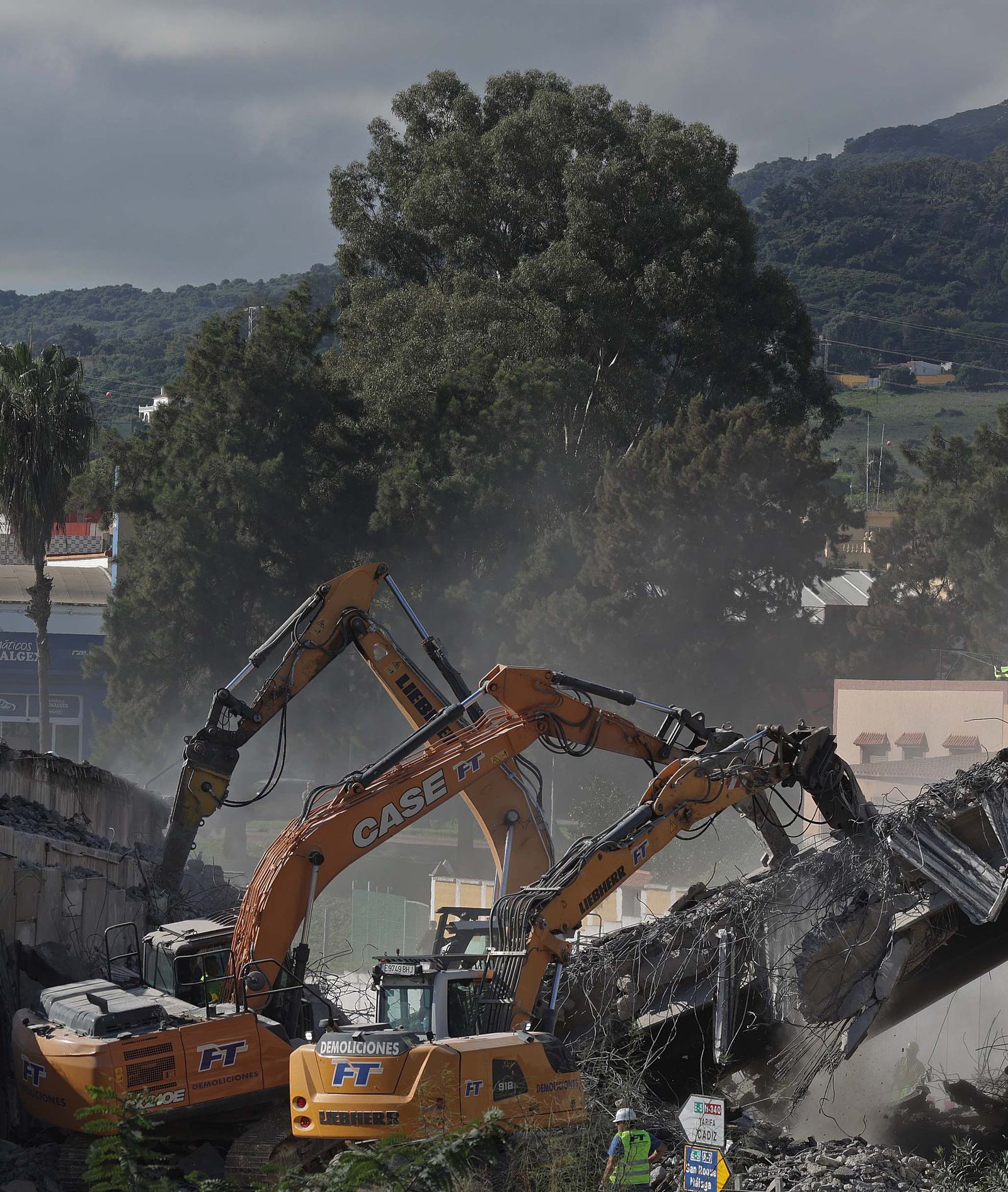 Fotos de la demolición del puente de Los Pastores en Algeciras