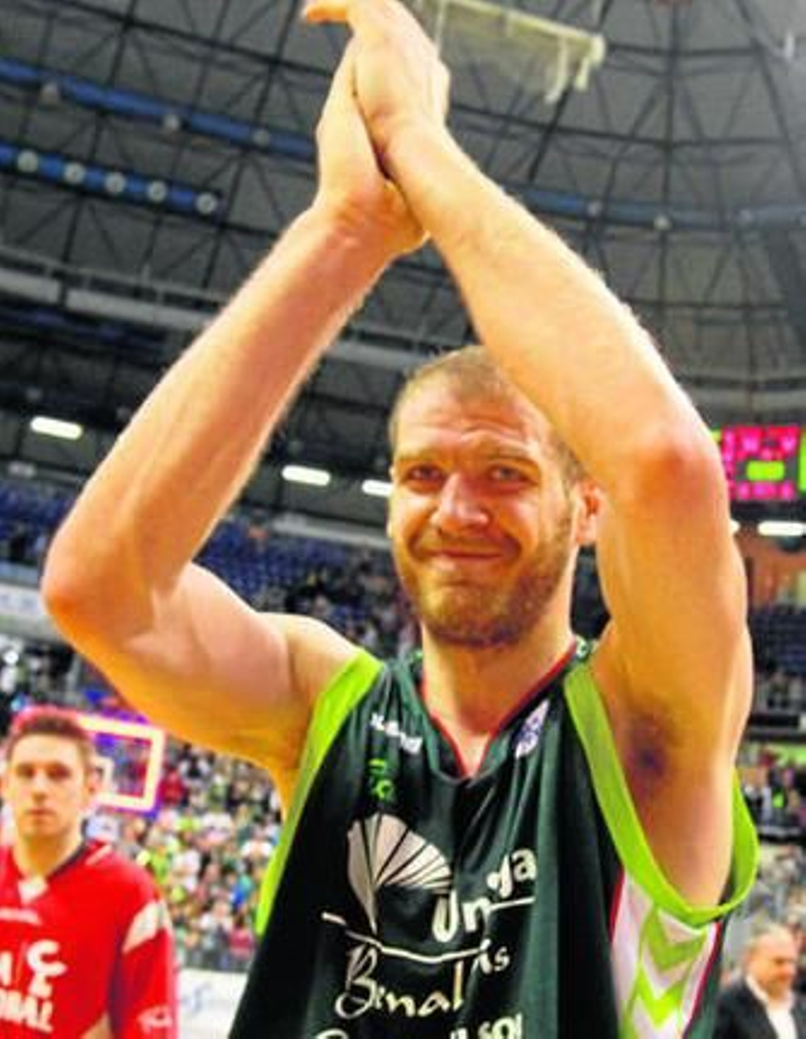 Luka Zoric saluda a la grada después de una victoria.