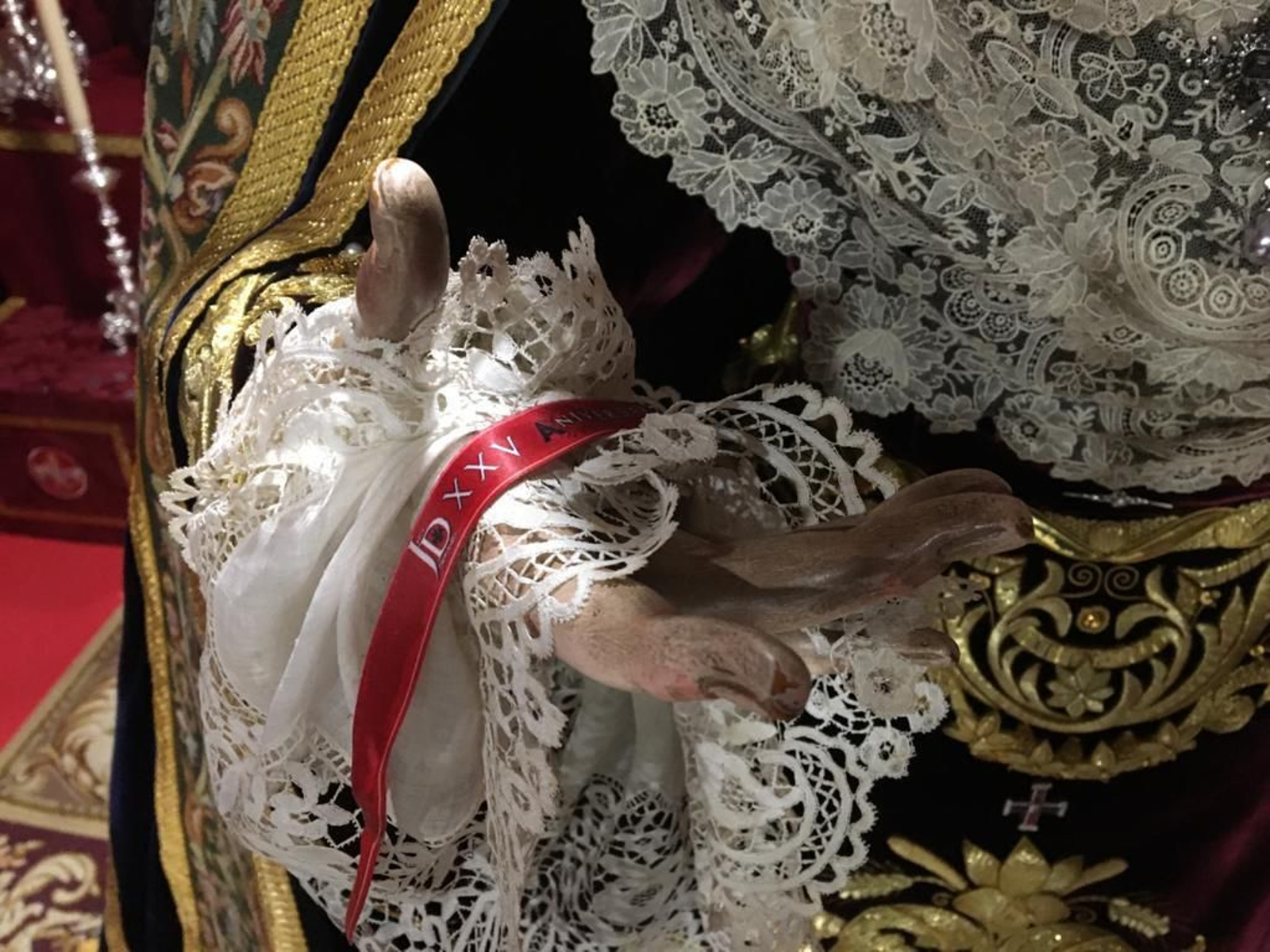 Detalle de la mano de la Virgen del Dulce Nombre