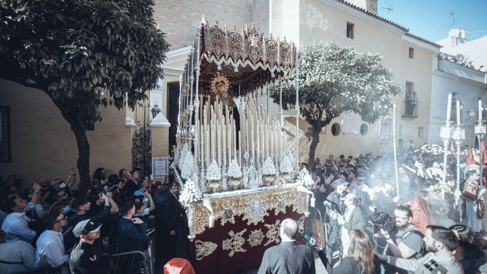 Salida del paso de palio de la Virgen del Buen Fin