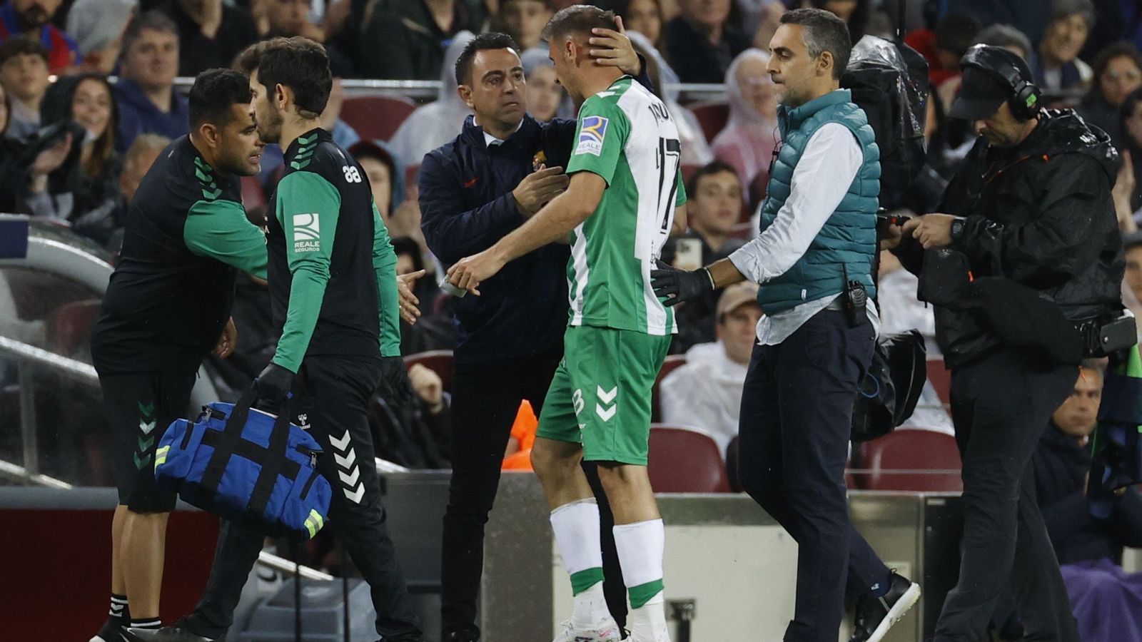 Xavi consuela a Joaquín tras lesionarse en el Camp Nou.