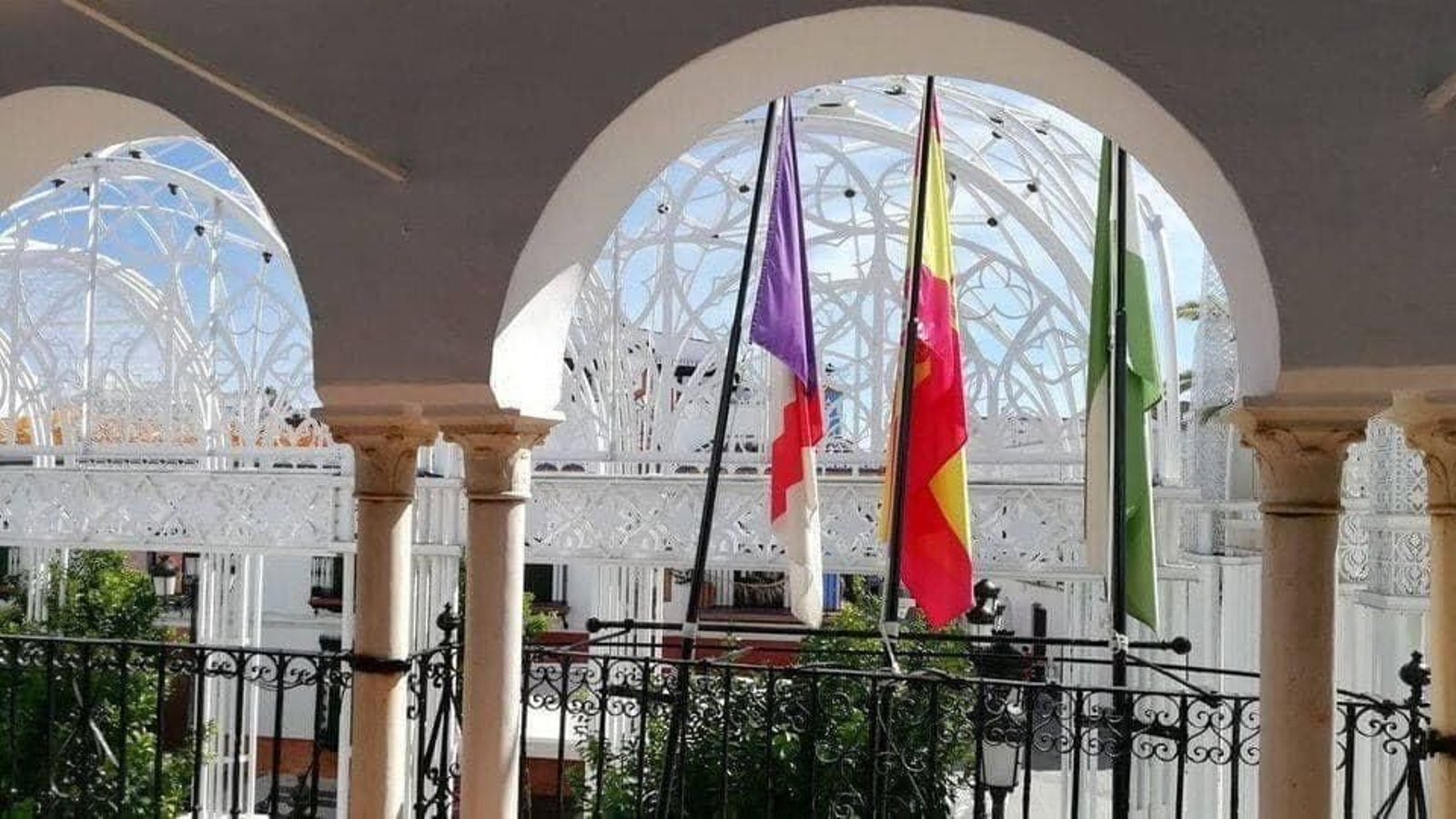 Balconada del ayuntamiento de Almonte.