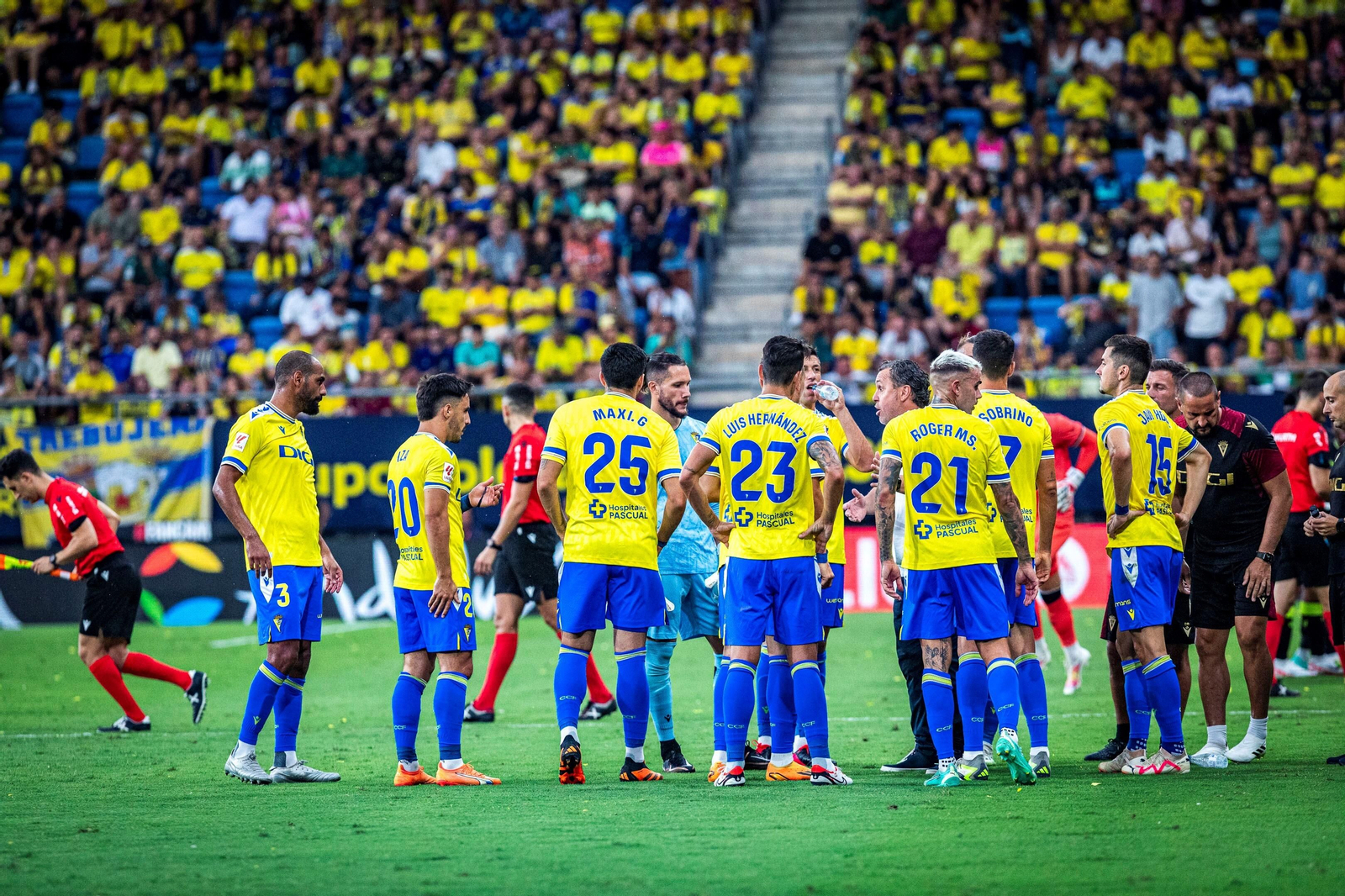 Sergio Gonzáles se dirige a los jugadores en la pausa de hidratación de un partido.