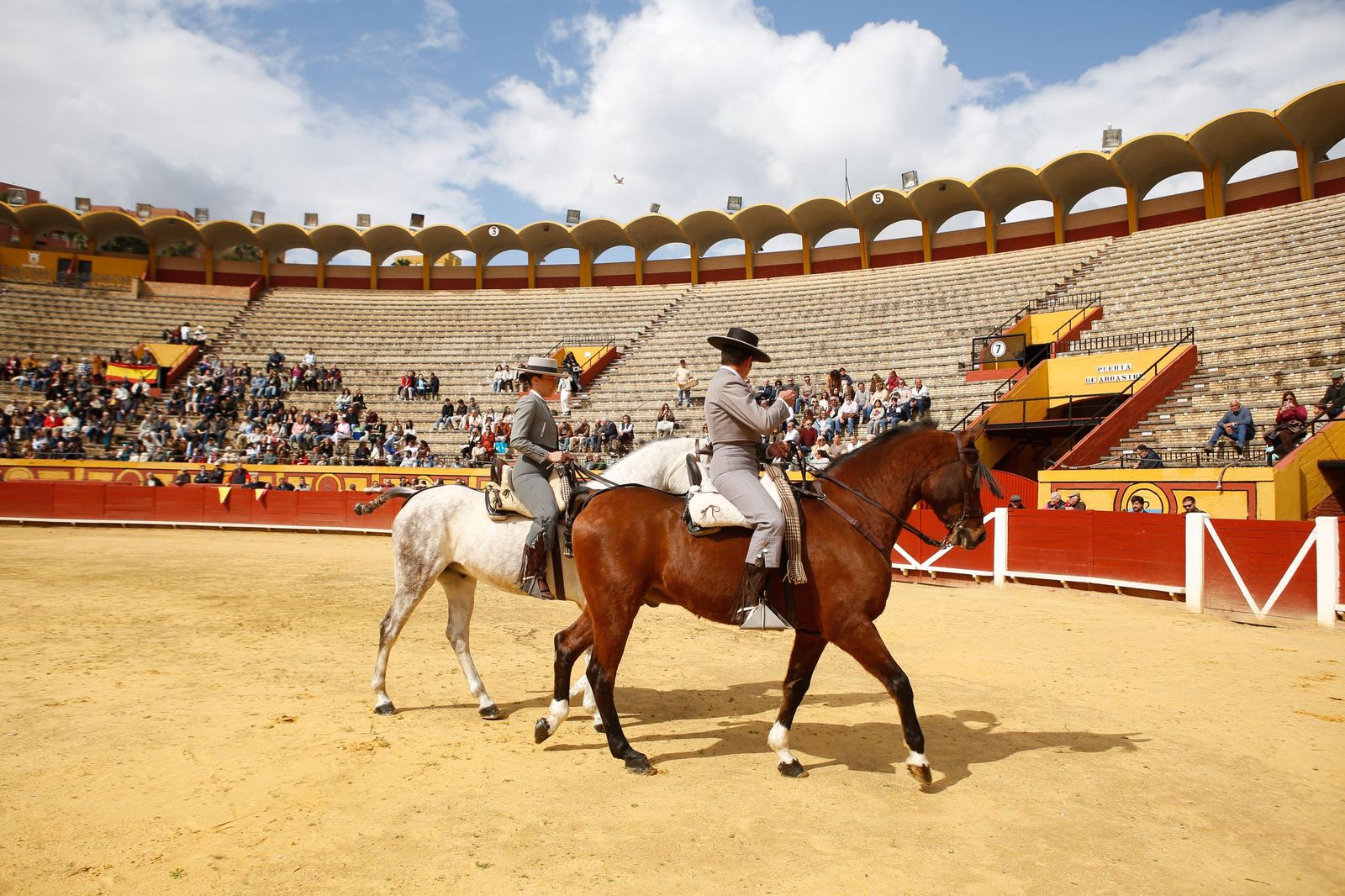 La clase magistral solidaria de Miguelete en la plaza de toros de Las Palomas de Algeciras, en imágenes