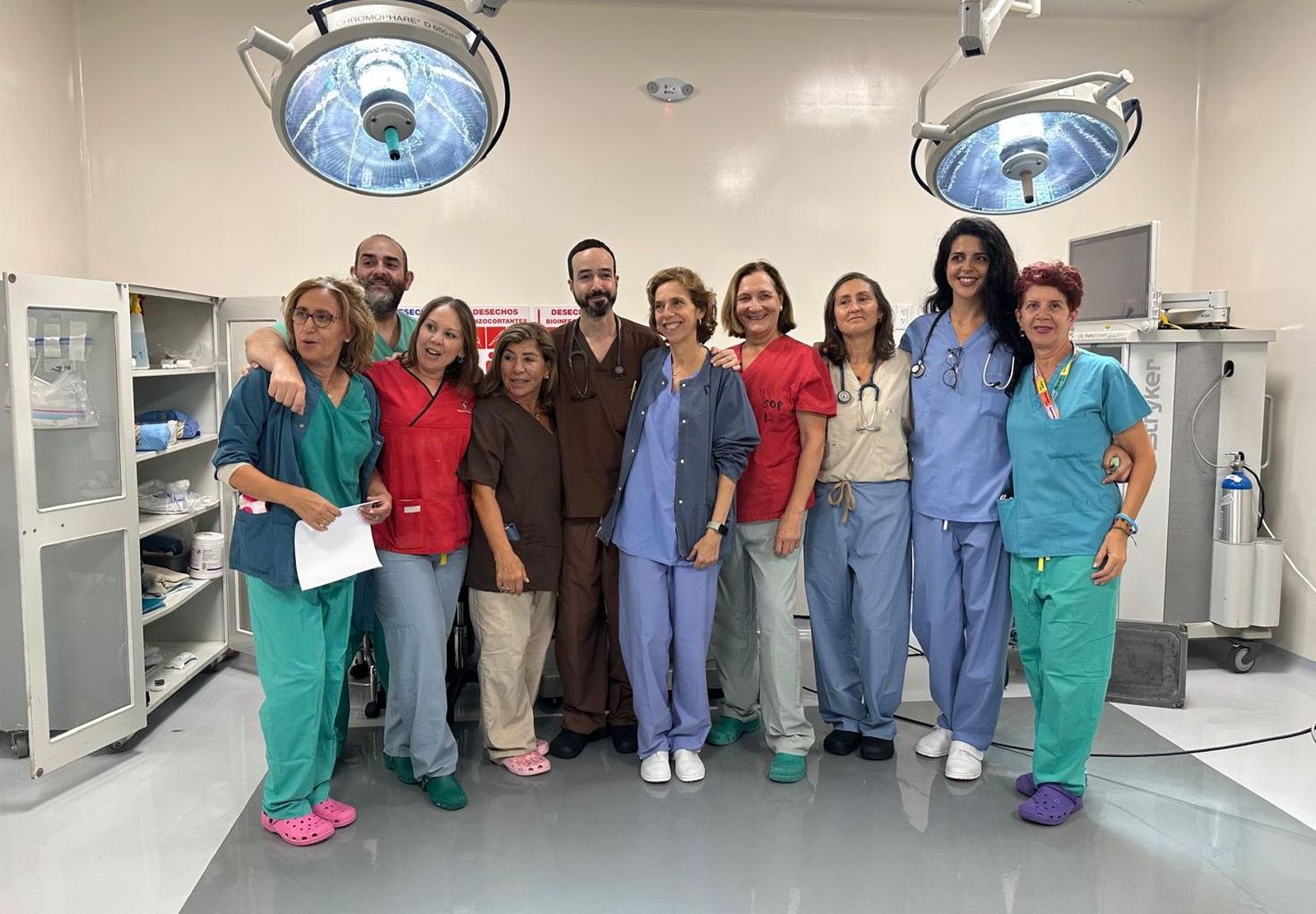 El equipo de sanitarios cooperantes del Hospital de Valme.