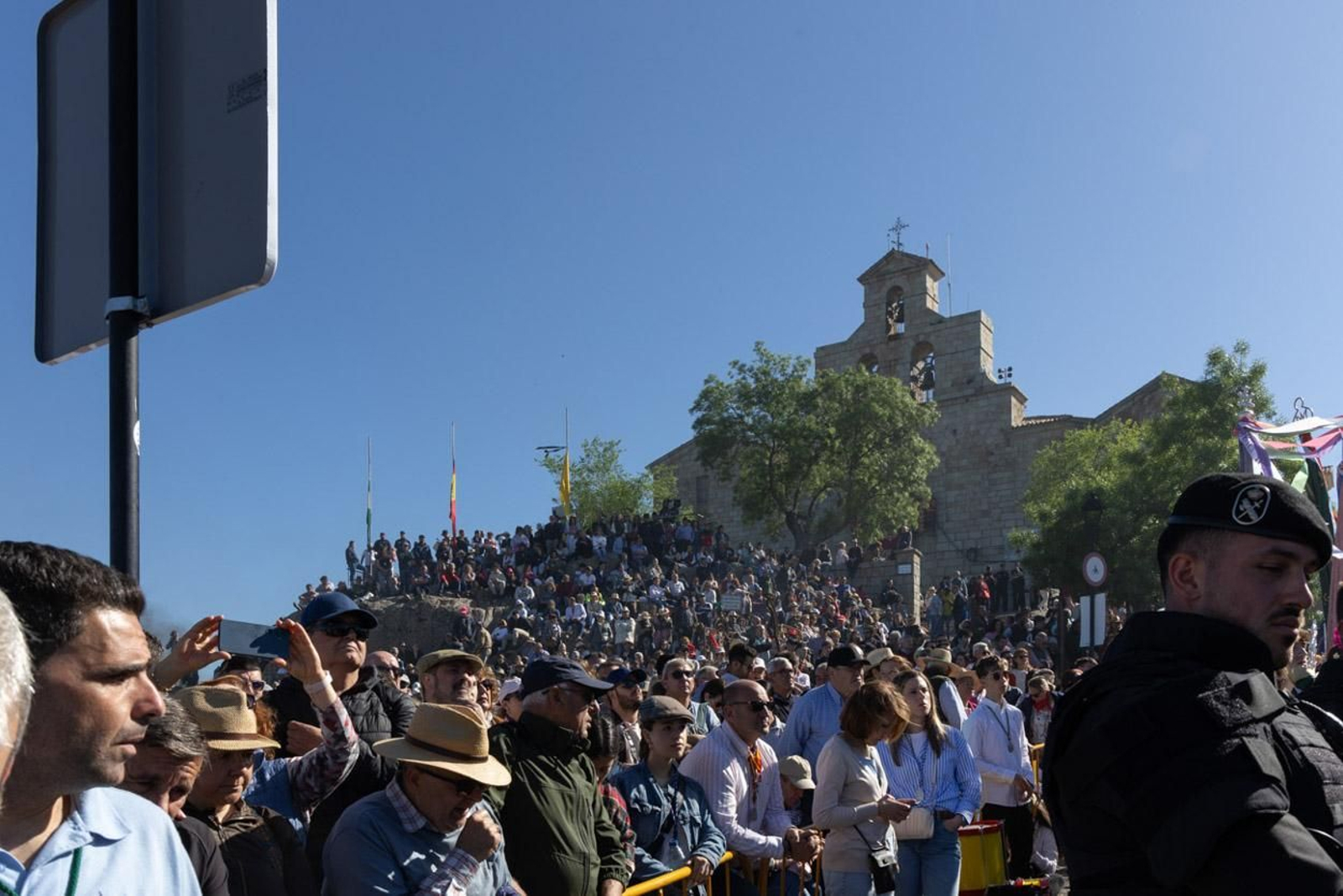Miles de romeros acuden al encuentro de la Virgen de la Cabeza en su romería