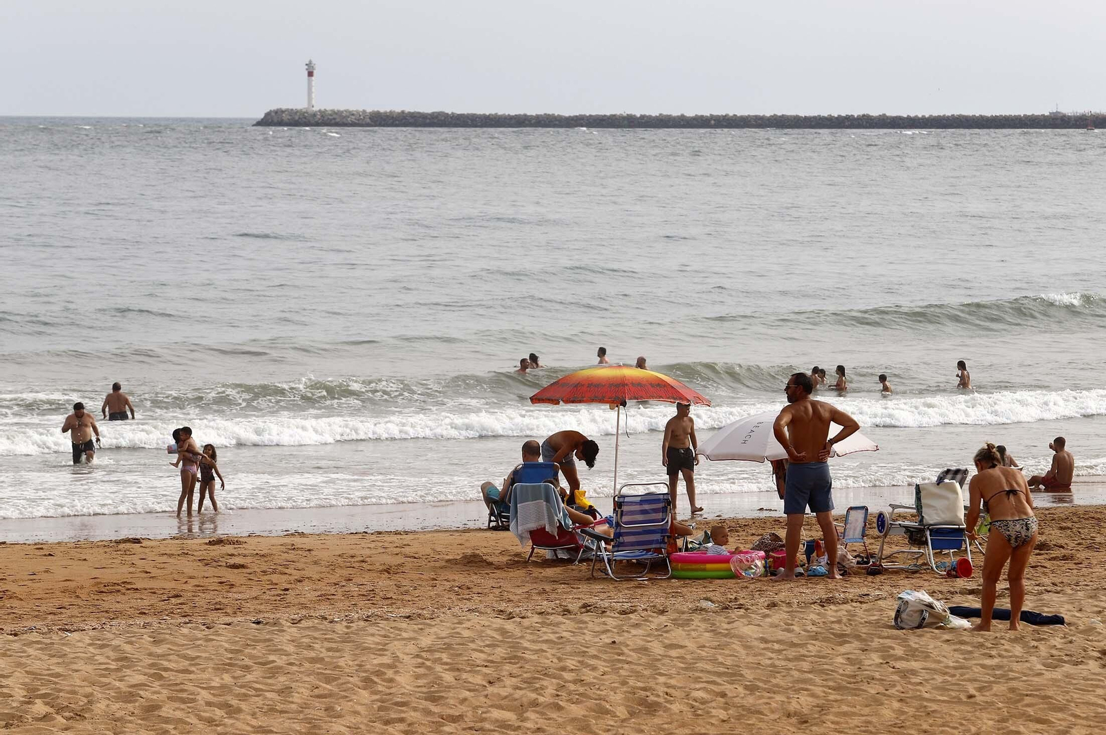 Ambiente en la playa de Mazagón en la tarde del martes, en imágenes