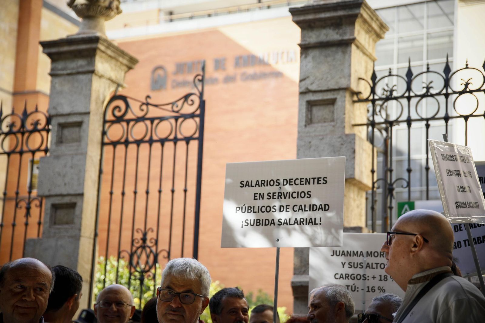 Las imágenes de la concentra para reclamar mejoras laborales para el personal funcionario de la Junta de Andalucía en Almería