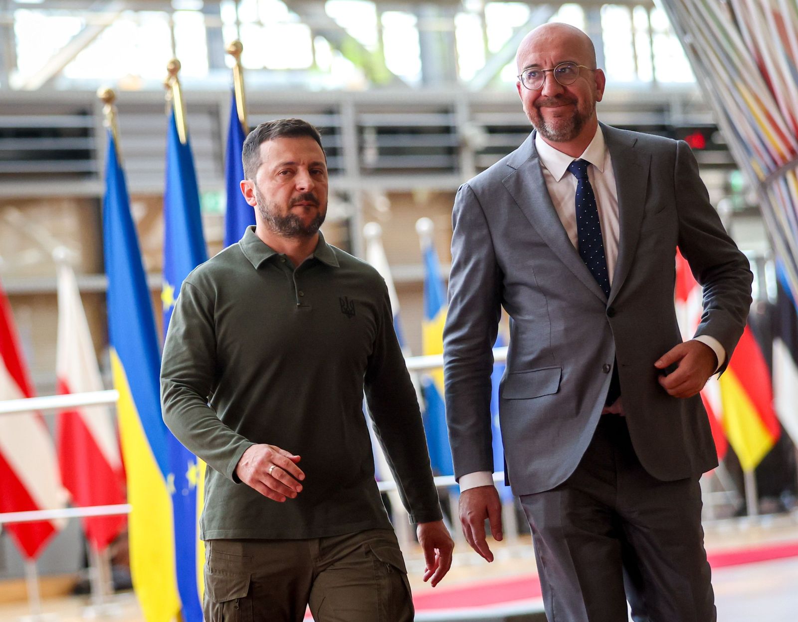 Volodimir Zelenski, acompañado en Bruselas por el Charles Michel, presidente del Consejo Europeo.