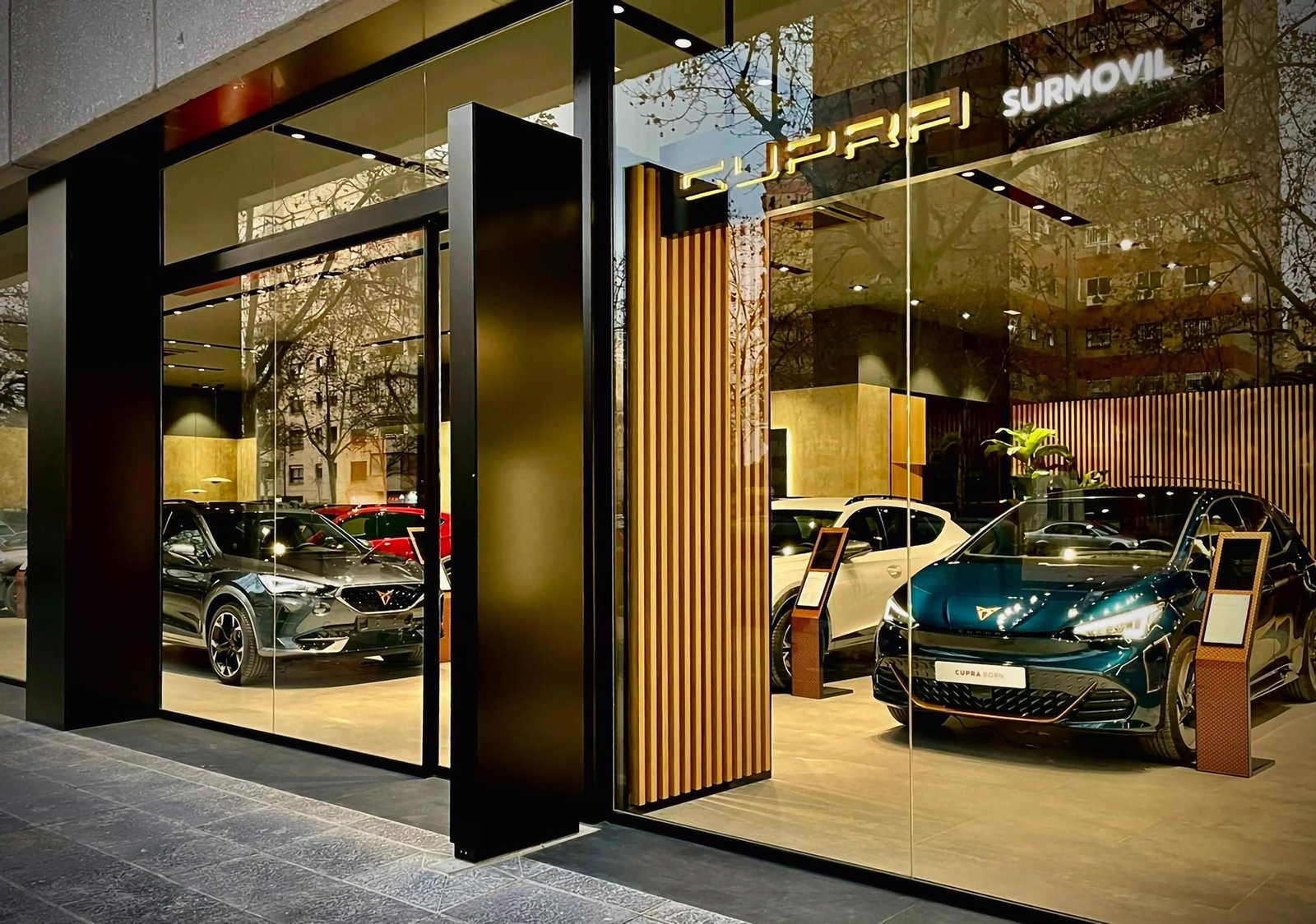 Cupra está en Sevilla con Surmóvil Motor