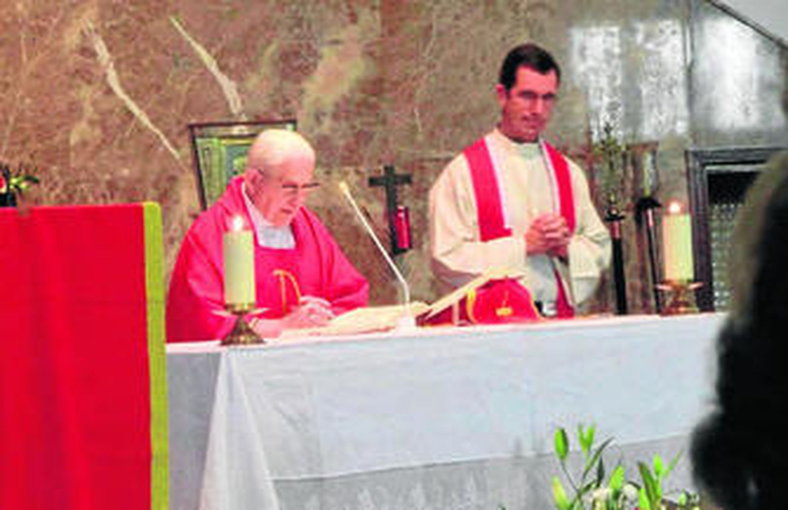 Una imagen de la celebración eucarística oficiada por Francisco Querejeta,  junto al vicario Federico Mantaras.
