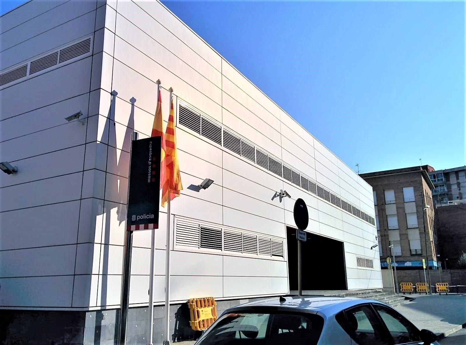El ataque con un machete en la comisaría de Cornellà, en imágenes