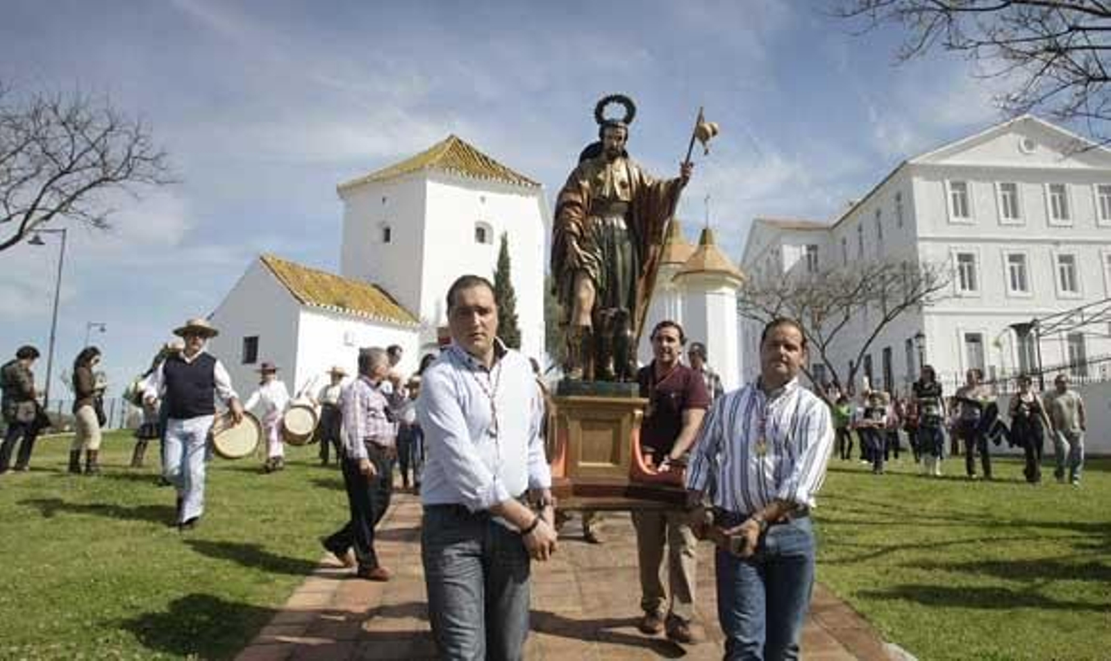 Los sanroqueños llenan el Pinar del Rey para estar con su patrón. La afluencia de pública desborda todas las previsiones de la organización

Foto: Erasmo Fenoy