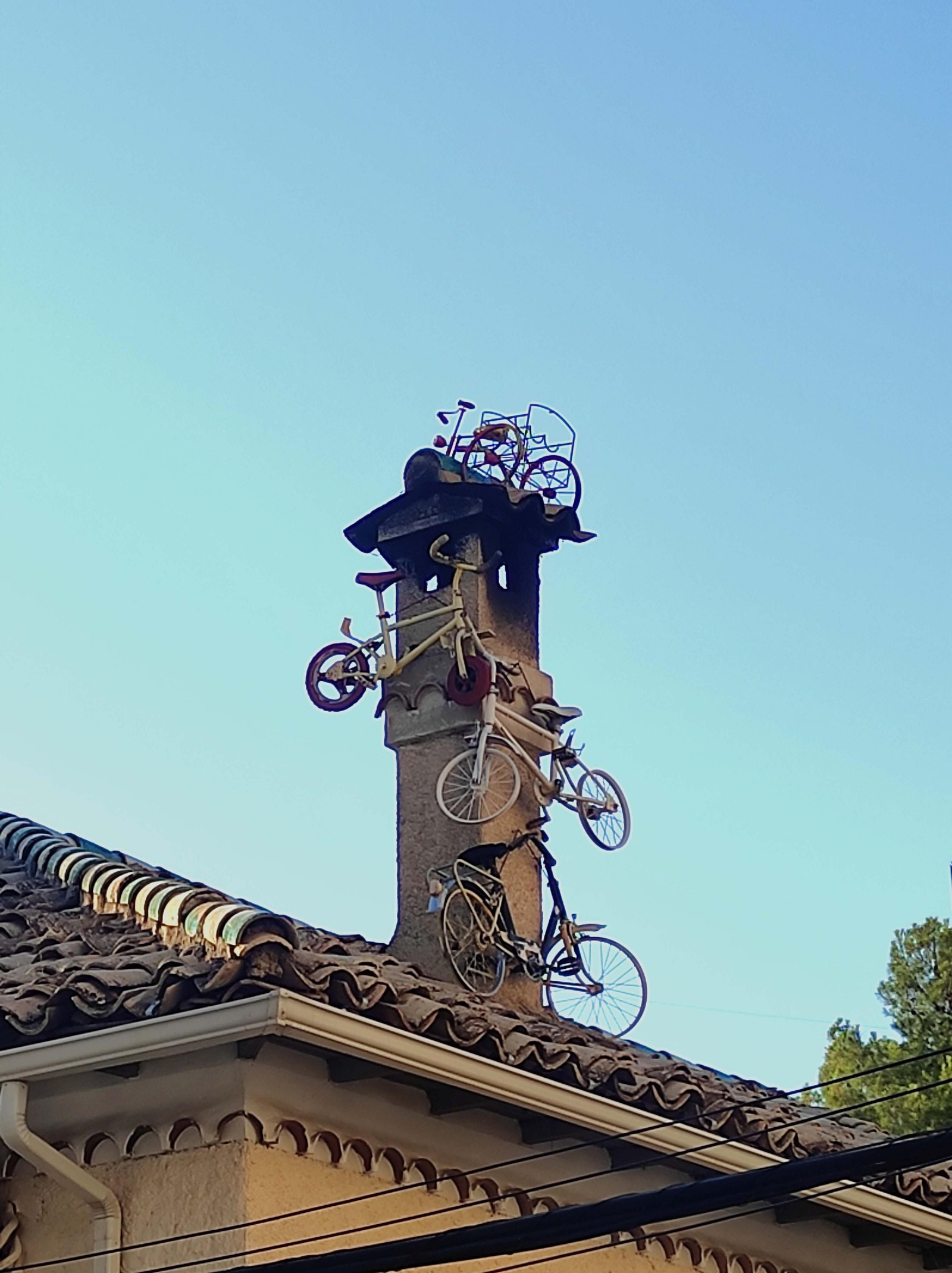Bicicletas por doquier, hasta en los sitios más insospechados.