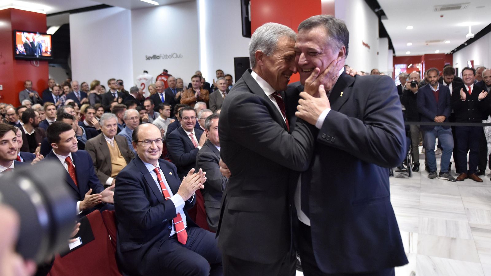 Bertoni, la gran sorpresa de la jornada, se abraza a Blanco.