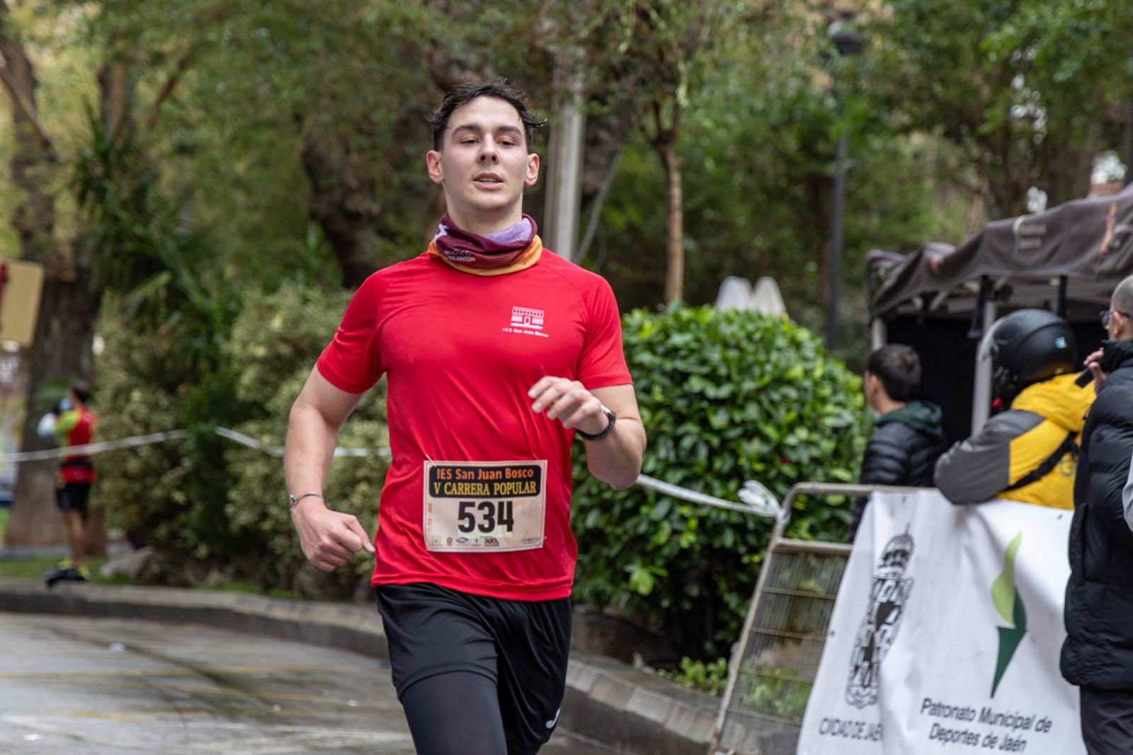 En imágenes: la lluvia no frena a más de un millar de corredores en la V Carrera Popular del IES San Juan Bosco (2)