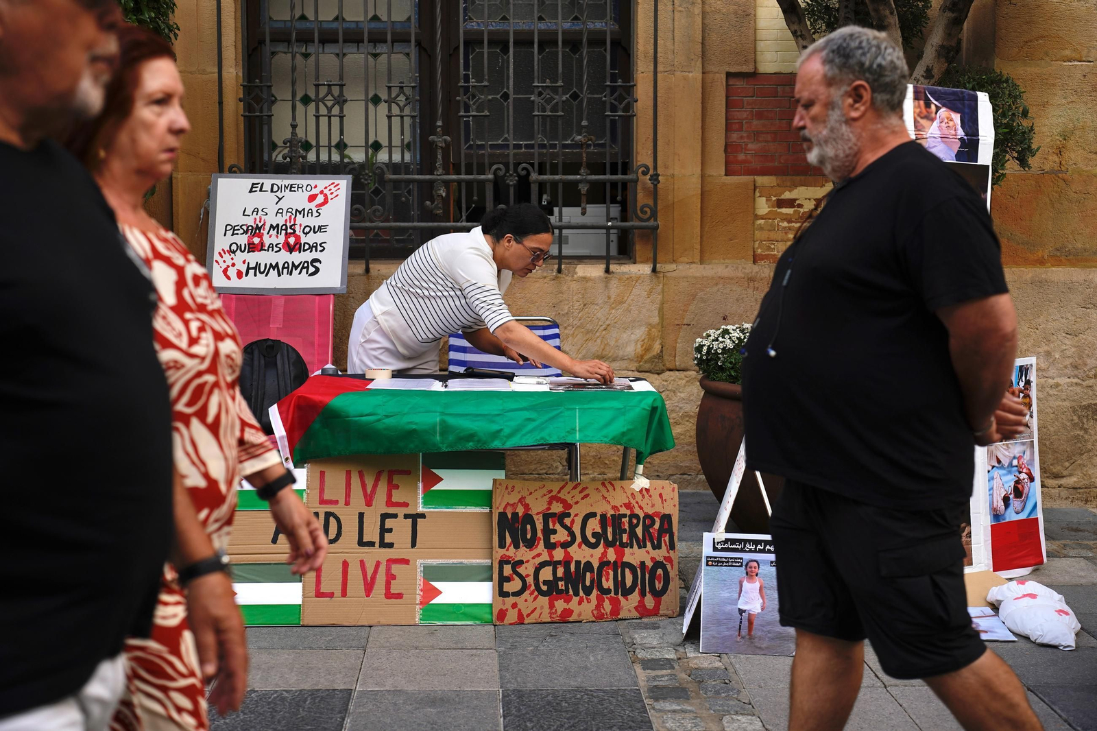 La recogida de firmas en Algeciras por la bandera de Palestina, en imágenes