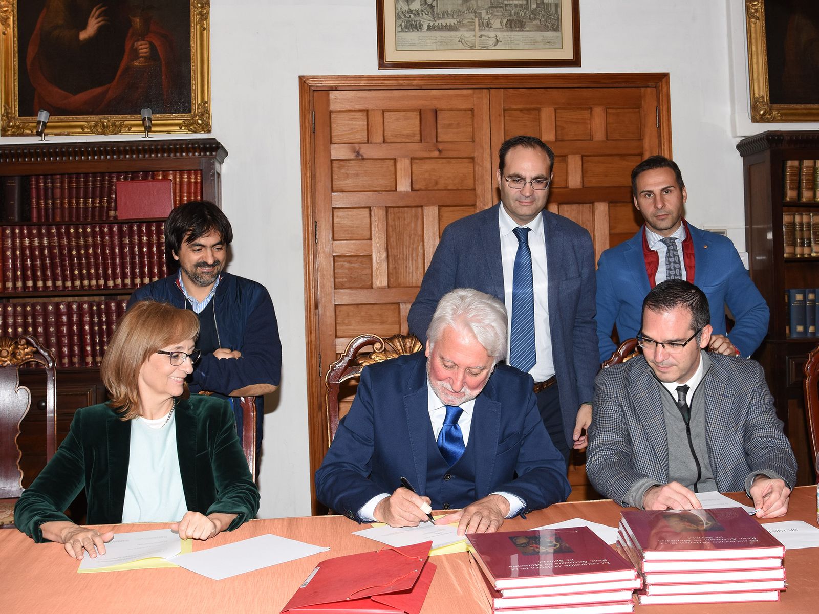 Los doctores David Vicente Baz, Antonio Castro, Carlos Míguez; y sentados, Eloísa Bayo, Jesús Castiñeiras y Luis de la Cruz, durante la firma del acuerdo en la Academia de Medicina.