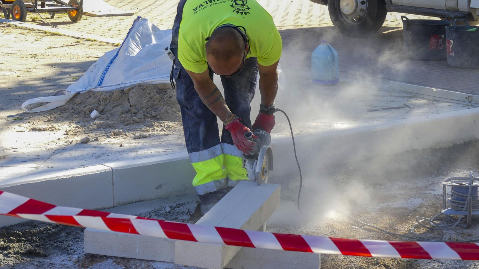 Operario trabajando en una de las calles de Huelva.