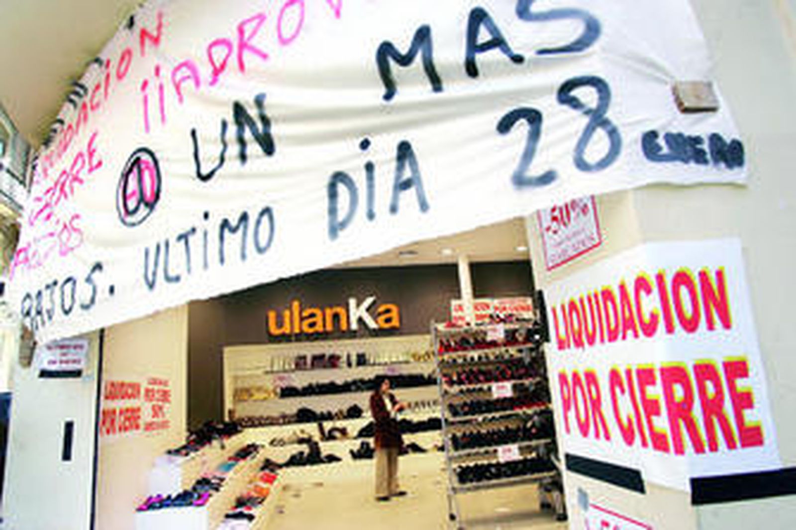 Una zapatería de calle Nueva, en el centro histórico, anuncia liquidación por cierre del local.