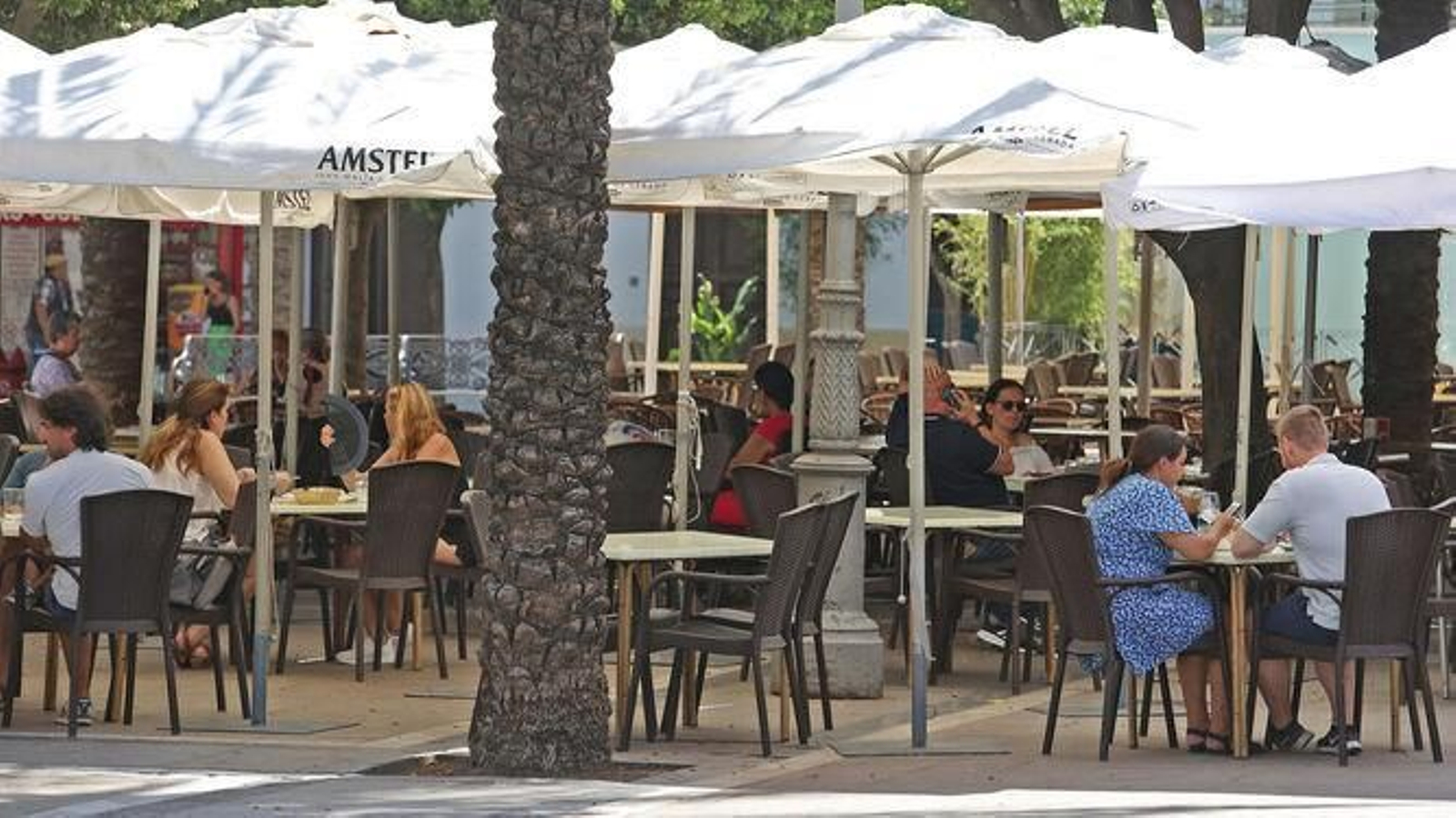 Clientes sentados en la terraza de un bar del centro.