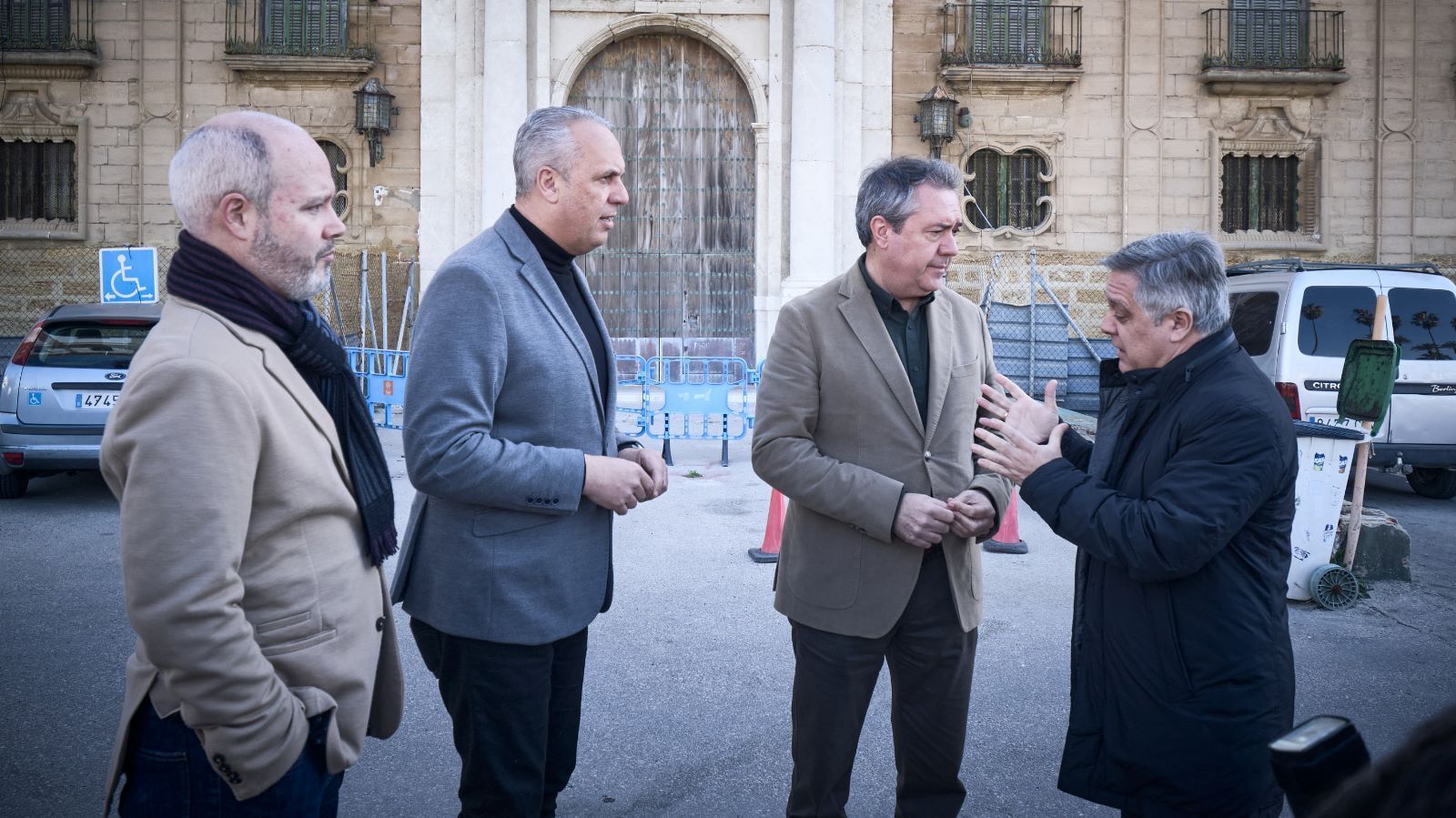 Juan Espadas, acompañado por Juan Carlos Ruiz Boix, ante Valcárcel, escucha a Óscar Torres, el jueves pasado.