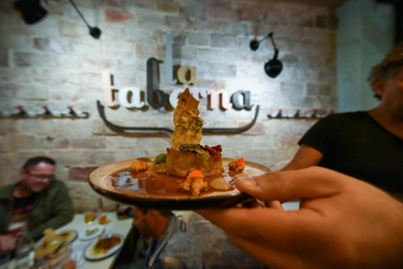 Una de las tapas a punto de ser servida en un bar de La Línea.