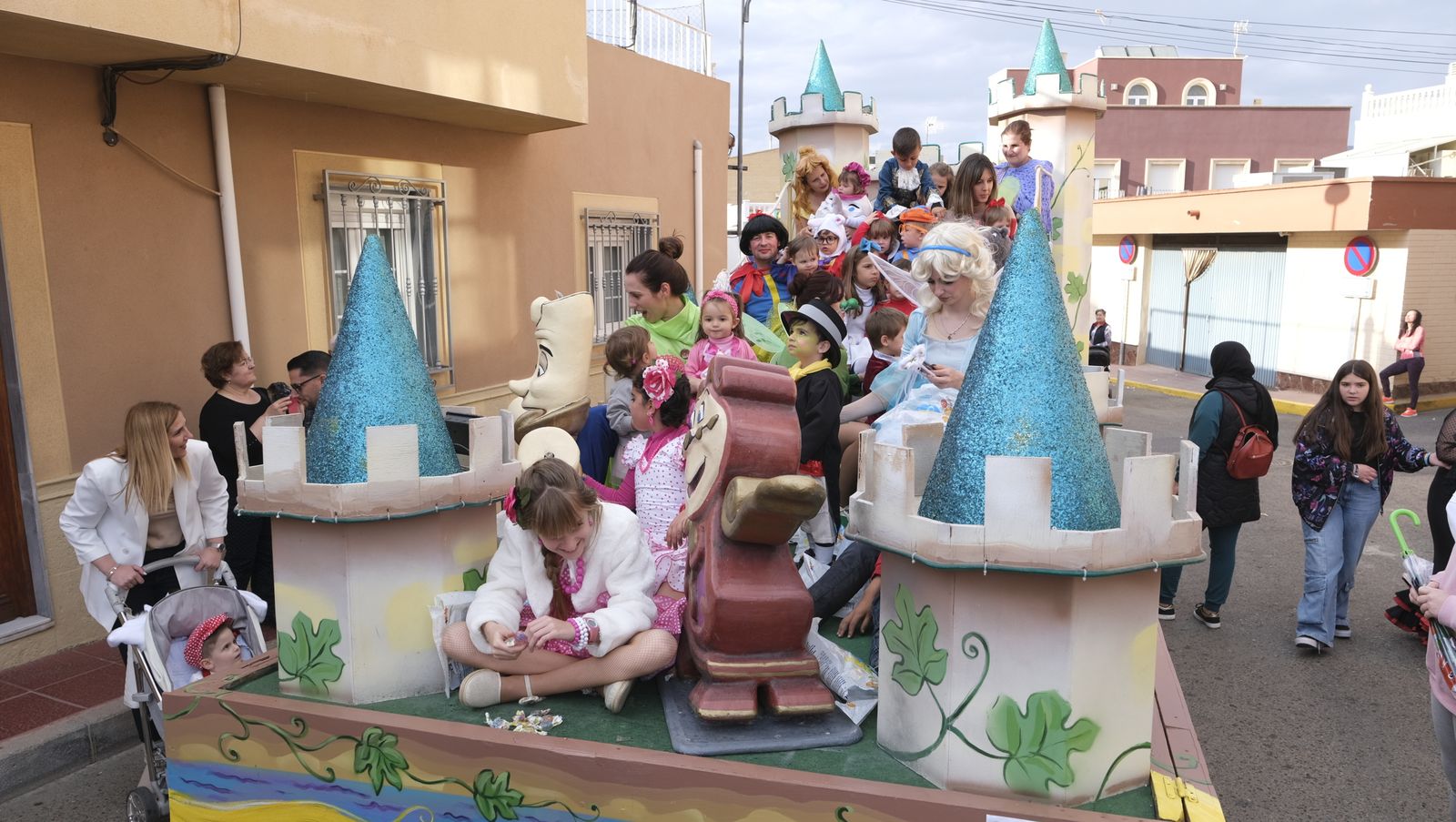 Imágenes de las carrozas de la Fiestas de San José de Benahadux