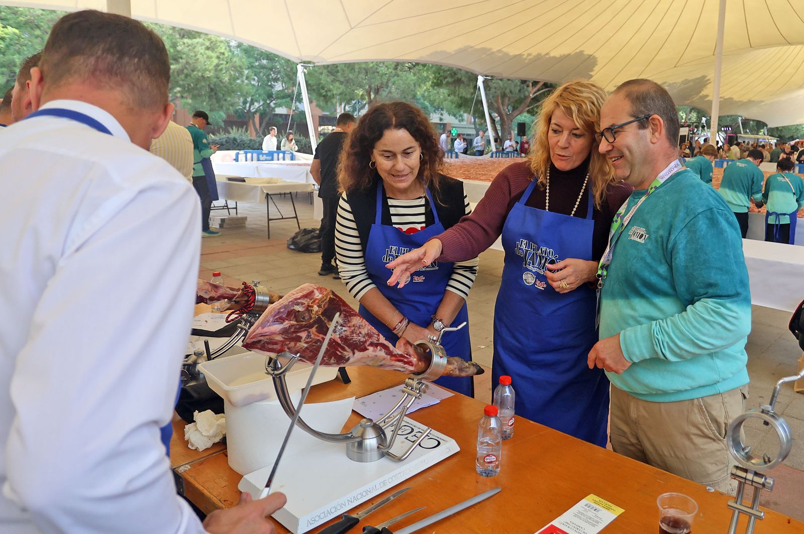 Huelva consigue el récord Guinness con el plato de jamón más grande del mundo, en imágenes