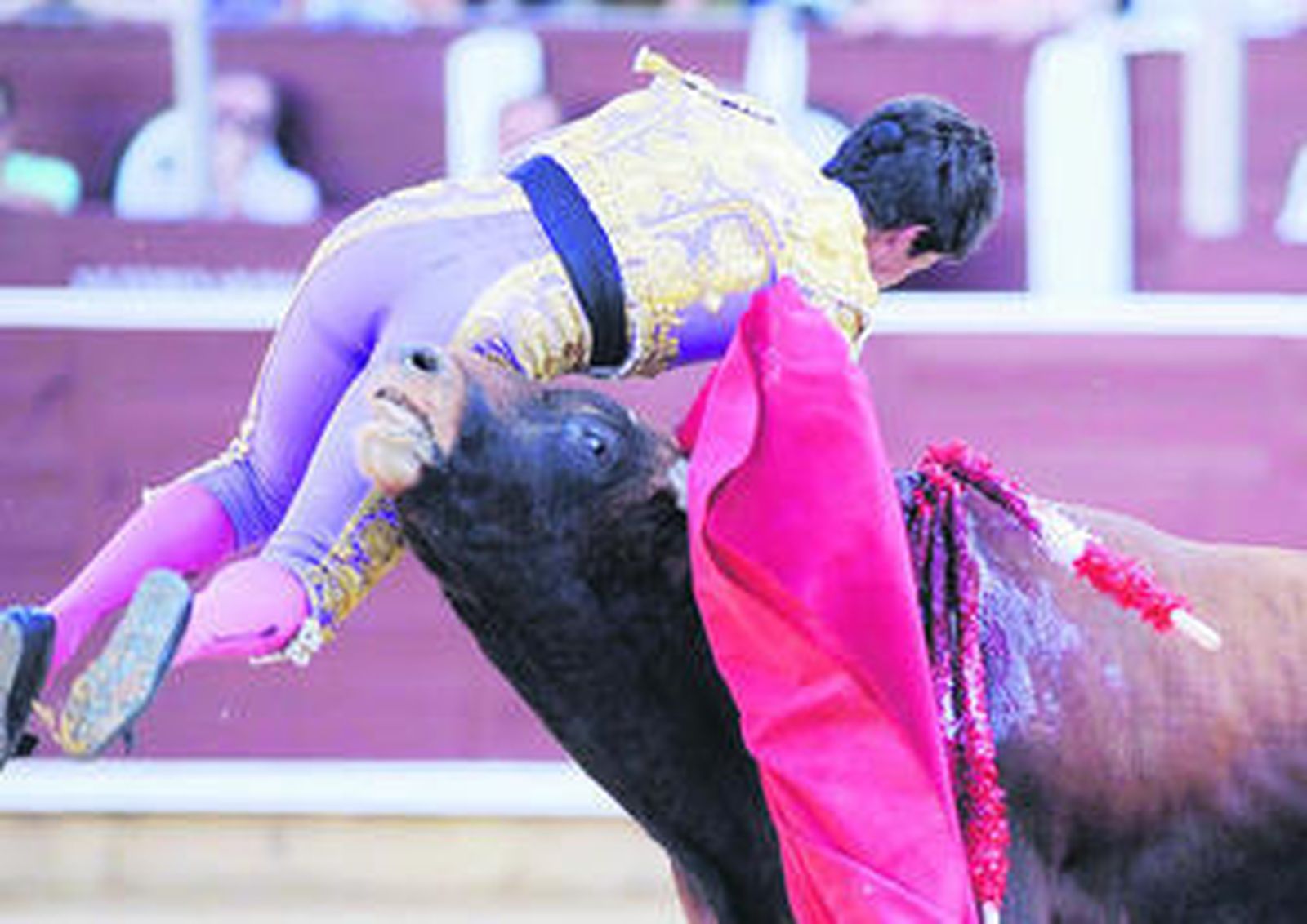 El instante en el que el novillo coge a Juan del Álamo.