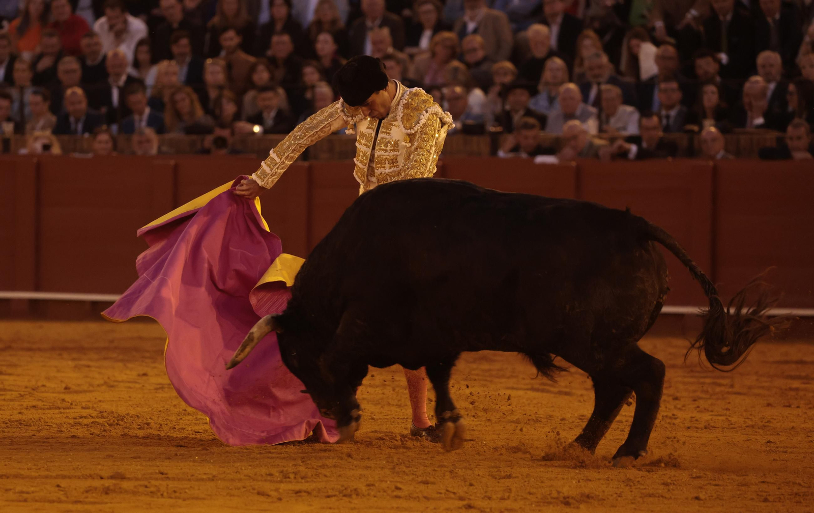 Las imágenes de los toros en Sevilla con Morante de la Puebla, José María Manzanares y Talavante