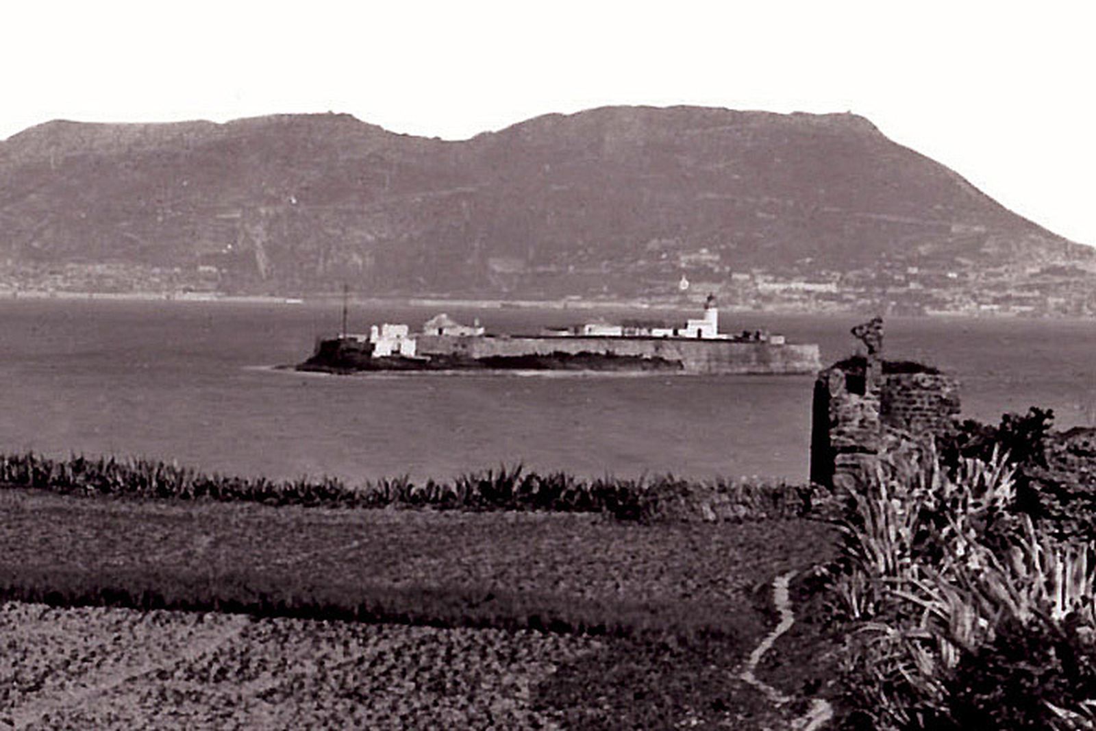 La Isla Verde en una fotografía tomada por G. W. Wilson entre 1872 y 1880. Los árabe-bereberes que desembarcaron en la primavera del año 711 la llamaron isla de Umm Hakim.