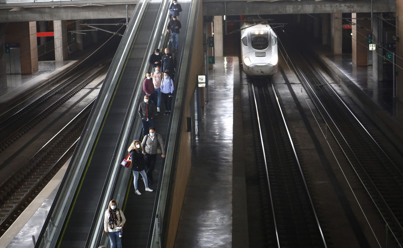 Un AVE hace su entrada en la estación de Córdoba Central.