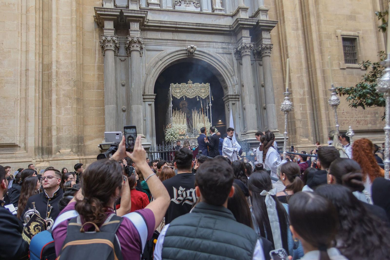 Así vivió Granada la salida de la Hermandad del Cautivo